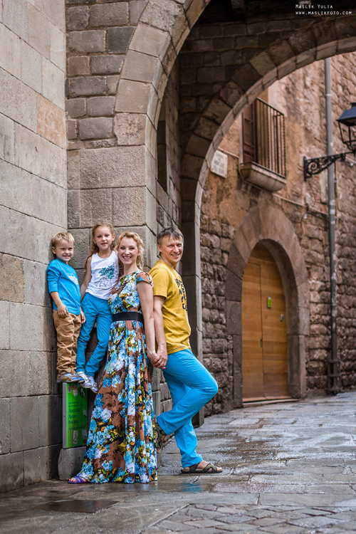 Sesión de fotos familiares en un viaje a Barcelona. Fotógrafo en Barcelona Maslik Yulia