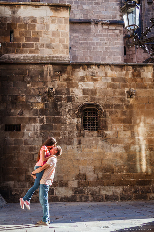 Impresionante paseo fotográfico de enamorados en Barcelona. Fotógrafo en Barcelona Maslik Yulia