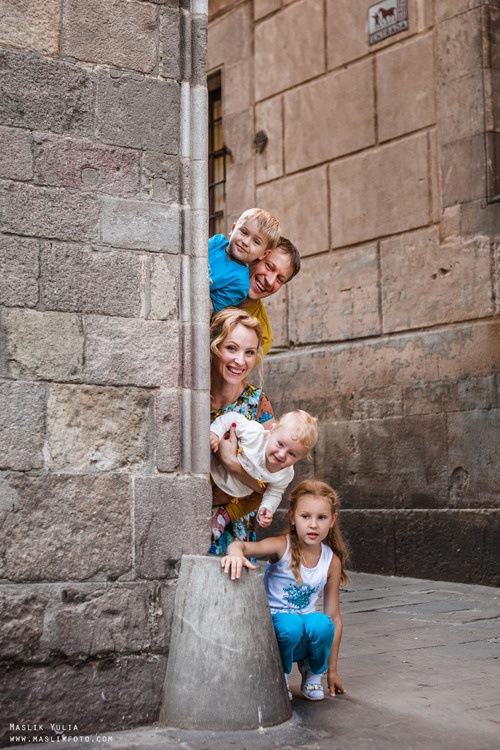 Sesión de fotos familiares en un viaje a Barcelona. Fotógrafo en Barcelona Maslik Yulia
