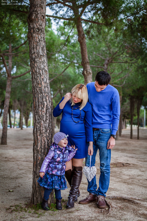 Beach pregnancy photo shoot in Barcelona. Photographer in Barcelona Spain Maslik Yulia