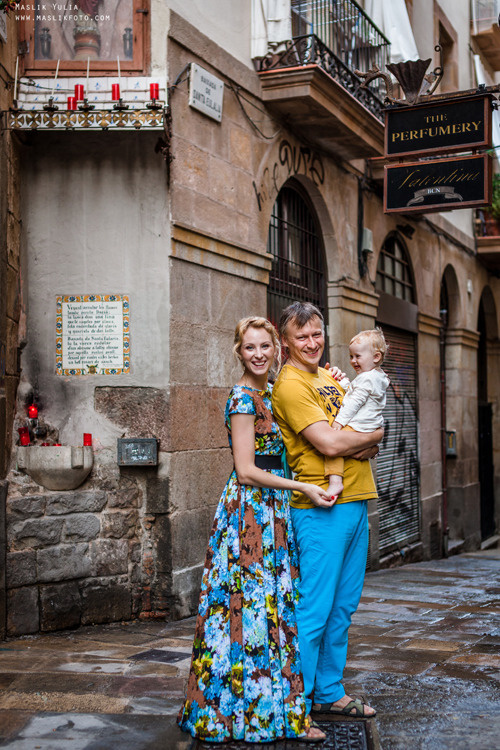 Sesión de fotos familiares en un viaje a Barcelona. Fotógrafo en Barcelona Maslik Yulia