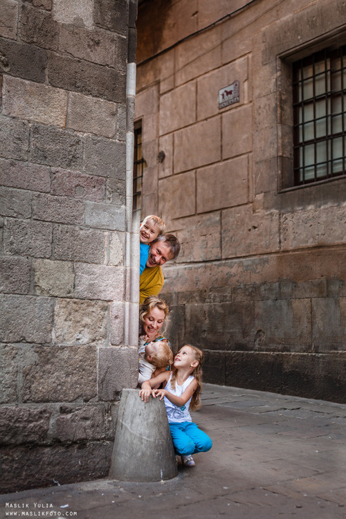 Sesión de fotos familiares en un viaje a Barcelona. Fotógrafo en Barcelona Maslik Yulia