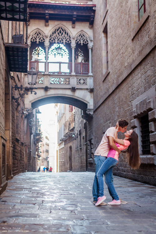 Impresionante paseo fotográfico de enamorados en Barcelona. Fotógrafo en Barcelona Maslik Yulia