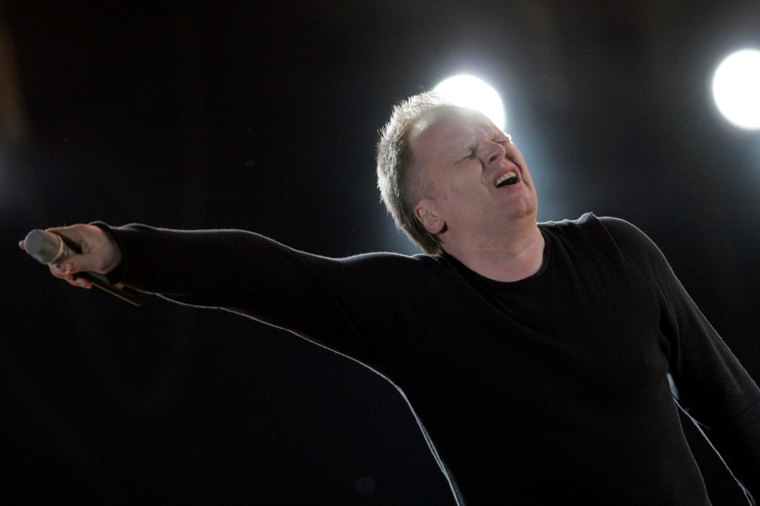 German music icon Herbert Grönemeyer closes Live 8 Berlin with a powerful, emotional finale.