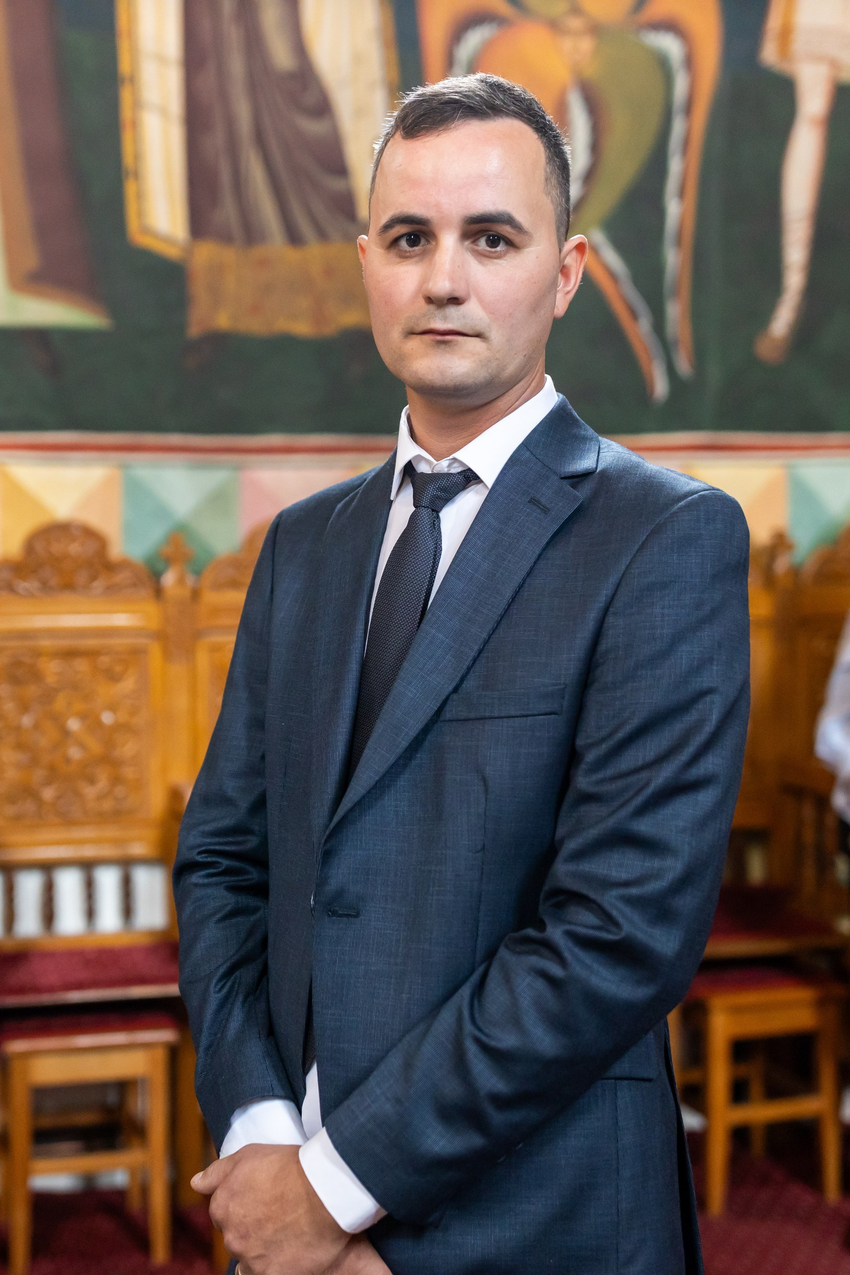 fotograf botez , fotografie botez Botoșani, fotograf Alin Chirilă, amintiri botez, fotografii botez, botez Miruna Parascheva, fotograf copii, fotografie botez în Botoșani-alt="botez , fotografie botez Alin Chirilă, amintiri botez, fotografii emoționante botez Botoșani"-- fotografii-botez-bebelus- amintiri-botez-micuț- moment-sfânt-crestinare- fotografie-emotionanta-botez- detalii-botez-bebelusi- parinti-fericiti-la-botez- fotograf-botez-profesionist- botez-in-biserica-ortodoxa- micuț-botezat-cu-emoție- zâmbete-și-lacrimi-la-botez- bebeluș-la-cristelniță- decor-botez-colorat- botez-cu-dragoste-și-credință- emotie-pura-la-botez- fotograf-botez-botosani- botez-iasi-suceava-fotograf- amintiri-nepretuite-botez-- Preotul ținându-l pe micuțul Mathias Gabriel la botez, în biserica Înălțarea Domnului, Copălău - Detalii de la botezul lui Mathias – lumânare, trusou și icoană - Familia lui Mathias Gabriel alături de micuț, în ziua botezului - Portret emoționant cu mama și bebelușul în brațe, în biserică,fotograf profesionist evenimente Botoșani, Iași, Suceava, Fălticeni, Bacău, Pașcani, Roman - AlinoFotoStudio by Alin Chirilă - servicii foto nuntă, botez, cununie, ședințe foto creative, albume personalizate, fotografii emoționante și calitative pentru cele mai importante momente din viață,fotograf nuntă Botoșani Alin Chirilă, ședință foto botez Iași - AlinoFotoStudio, servicii fotograf profesionist evenimente Suceava, fotograf cununie civilă Fălticeni - Alin Chirilă, album foto nuntă personalizat Bacău.“Bebeluș botezat în biserică, ținut în brațe de nași” • “Detaliu cu lumânarea de botez decorată cu flori albe” • “Părinți emoționați alături de copilul lor la ceremonia de botez” • “Masa festivă de botez cu decor tematic și tort personalizat” • “Momentul în care preotul toarnă apă sfințită pe fruntea bebelușului” “Bebeluș în rochie albă de botez, zâmbind în brațele mamei” • “Detaliu cu cruciulița de botez așezată pe o pernă de satin” • “Părinți și nași aprinzând lumânările în timpul ceremoniei de botez” • “Tort de botez decorat cu figurine tematice și numele copilului” • “Copil botezat dormind liniștit în pătuțul decorat festiv” • “Momentul în care preotul binecuvântează copilul în fața altarului” • “Invitați adunându-se în jurul mesei festive la petrecerea de botez” • “Bebeluș ținând în mână o jucărie personalizată primită la botez” • “Familie fericită pozând împreună după ceremonia de botez” • “Decor tematic cu baloane și flori la locația petrecerii de botez” fotograf Botoșani fotograf evenimente fotograf botez Alin Chirila fotograf alinofotostudio.fotograf botez Amelis Maria, fotografie botez Botoșani, fotograf Alin Chirilă, amintiri botez, fotografii botez, botez Amelis Maria, fotograf copii, fotografie botez în Botoșani,