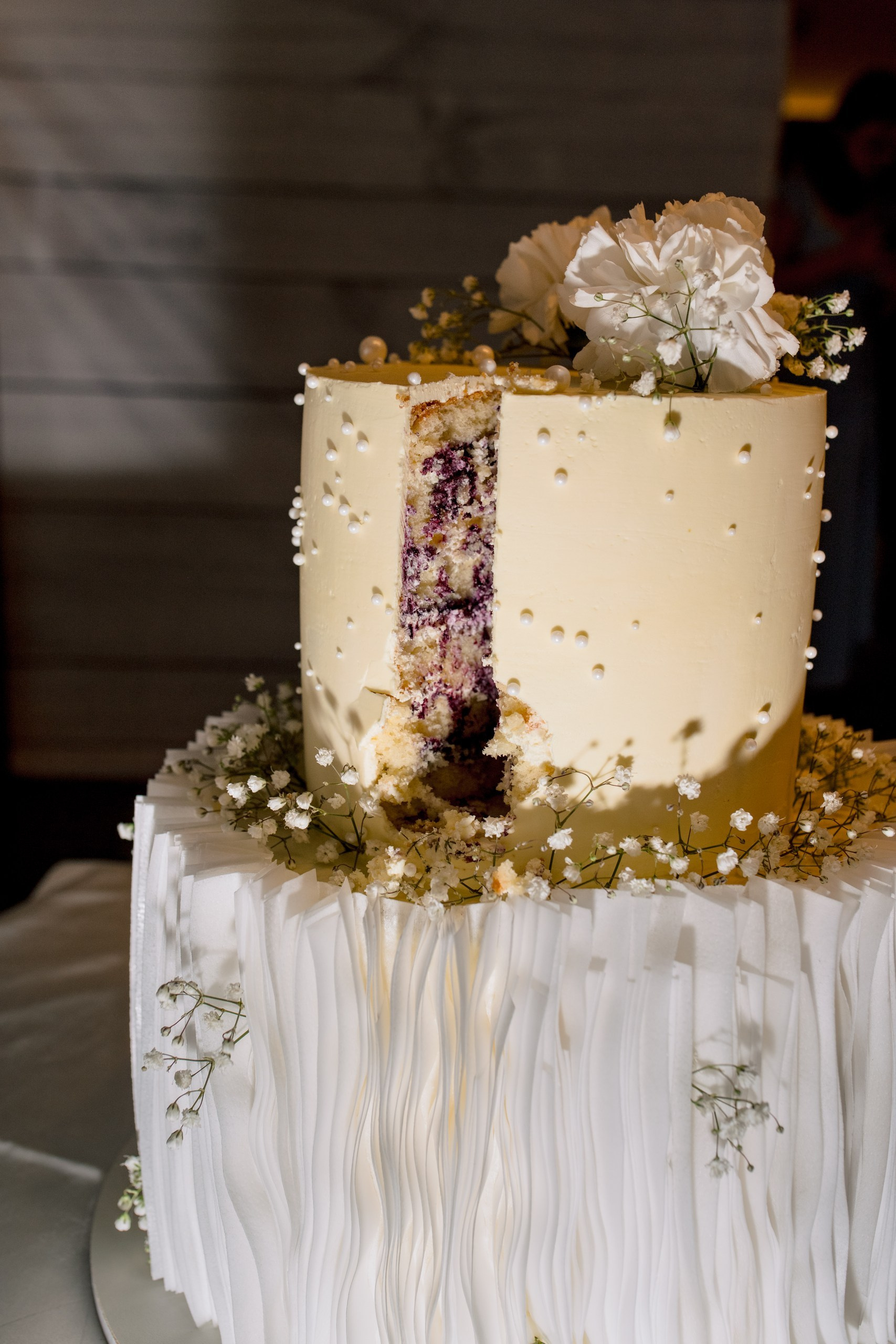 Hochzeitstorte auf dekorativer Etagere – stilvolle Inszenierung von Anna Saribekyan