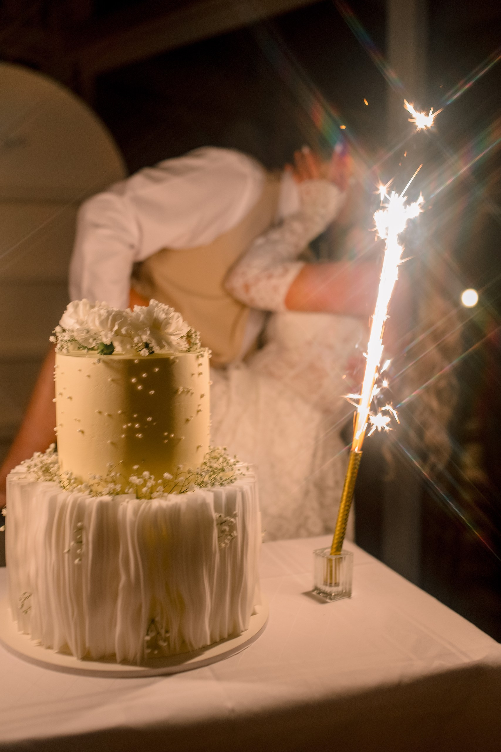 Brautpaar lacht beim Anschneiden der Torte – Hochzeitsfotografin Anna Saribekyan Würzburg