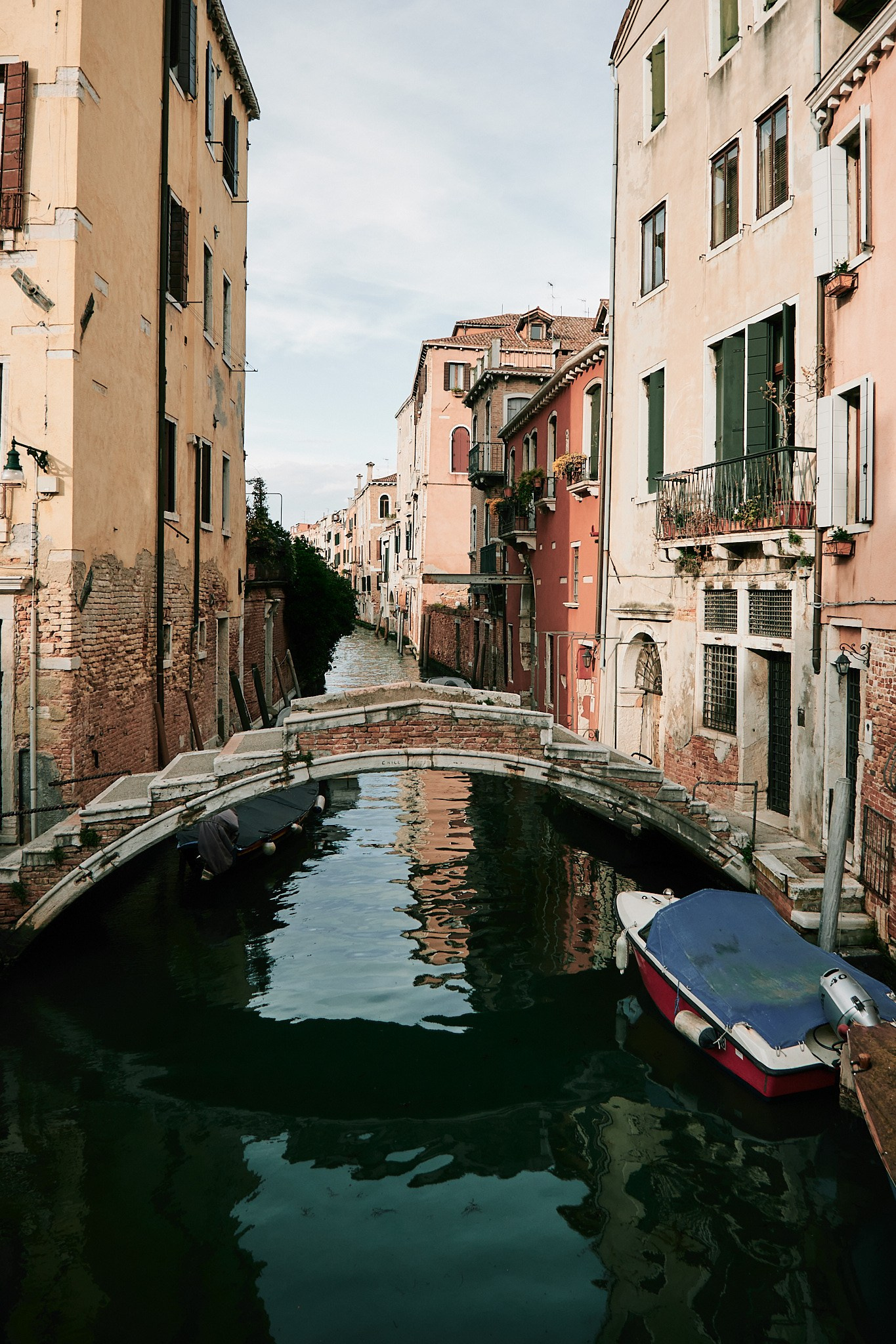 Он пересекает канал Сан-Феличе и имеет особенность, которая делает его уникальным в Венеции: на самом деле у него нет перил.В прошлые века и вплоть до девятнадцатого века большинство венецианских мостов не имели перил. Поэтому относительно недавно было решено оборудовать существующие мосты перилами, чтобы повысить безопасность пешеходов.Название моста Chiodo происходит от фамилии семьи, которая раньше здесь жила — семьи Киодо.