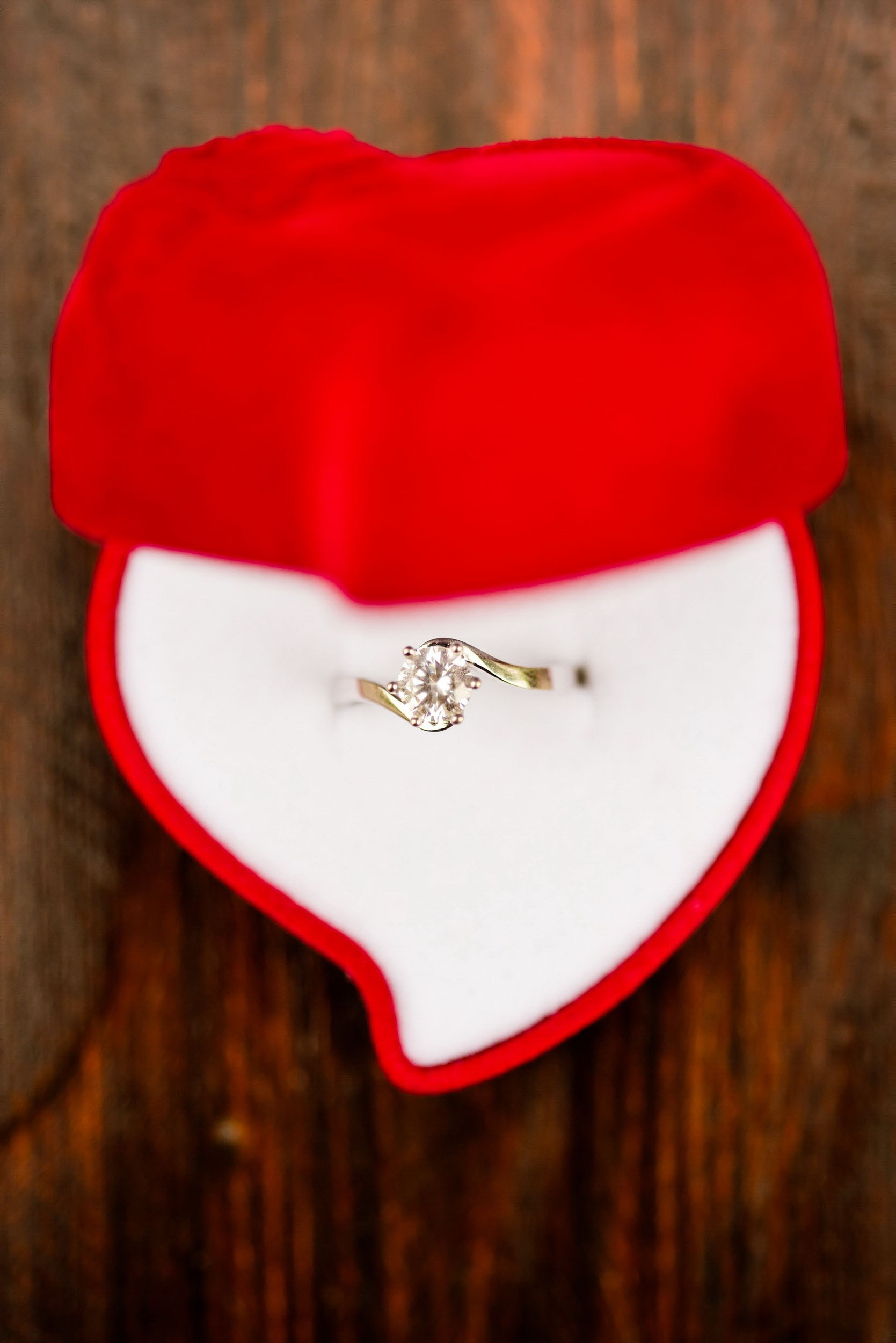 Elegantni venčani prsten u crvenoj kutiji u obliku srca – savršen detalj za romantično venčanje
