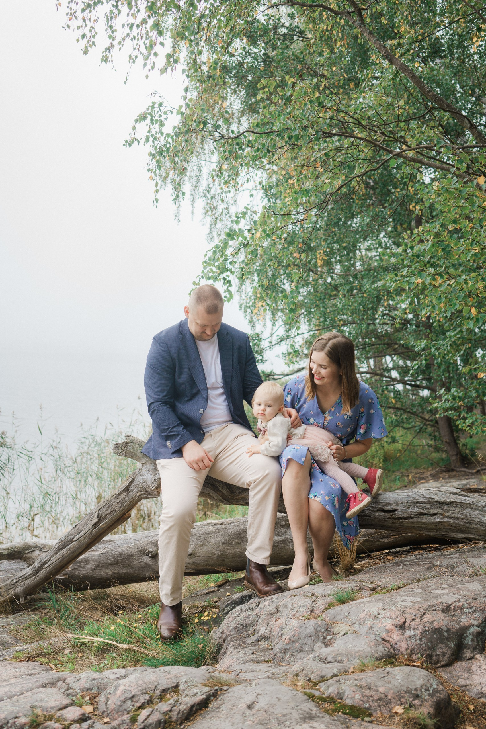 Perhekuvaus sumuisella säällä Tullisaaressa