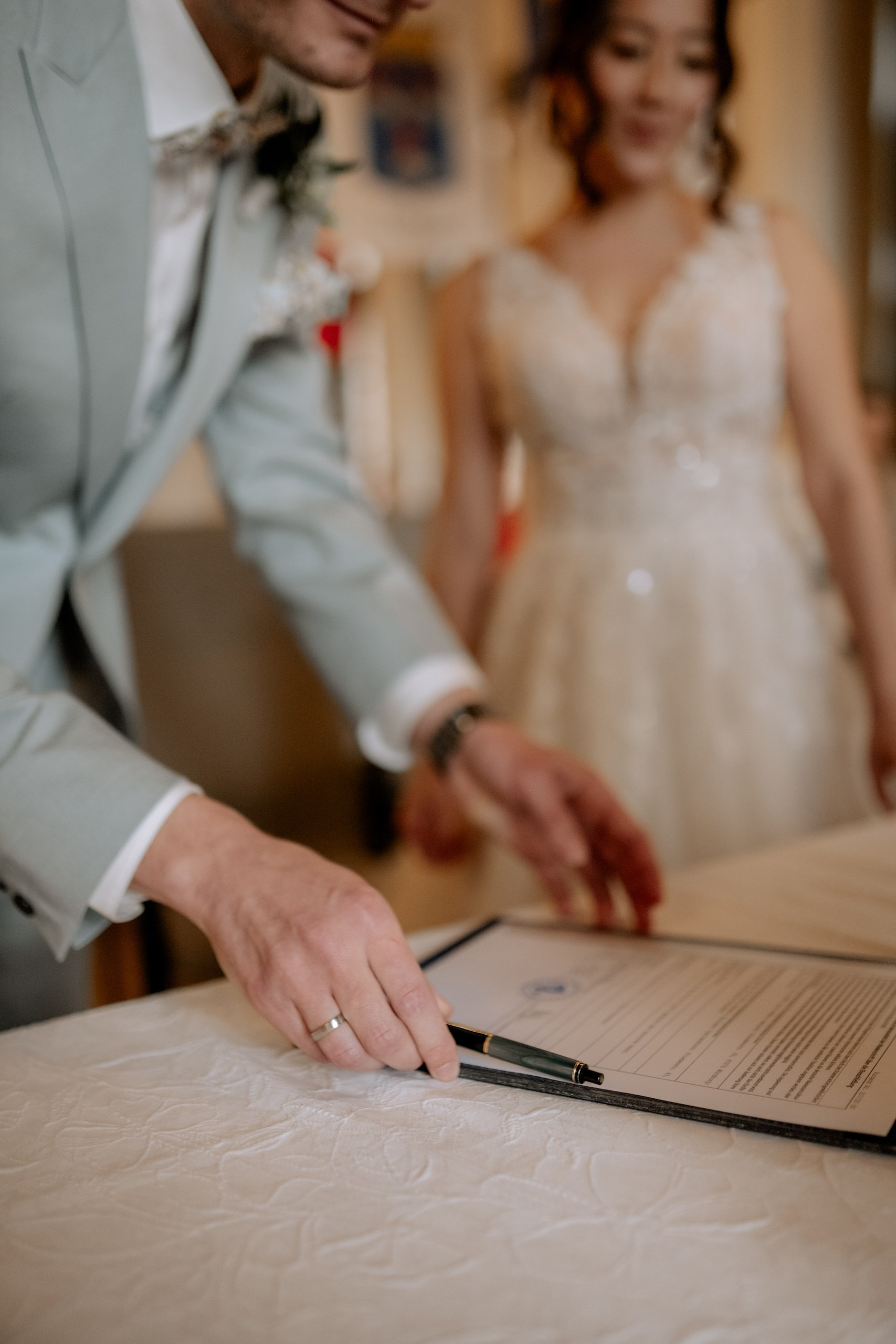 Chom & Kevin | Romantische Hochzeitsbilder in Würzburg – Hochzeitsfotografin Anna Saribekyan. Anna Saribekyan – Beste Hochzeitsfotografin in Würzburg, Top 10 in Deutschland