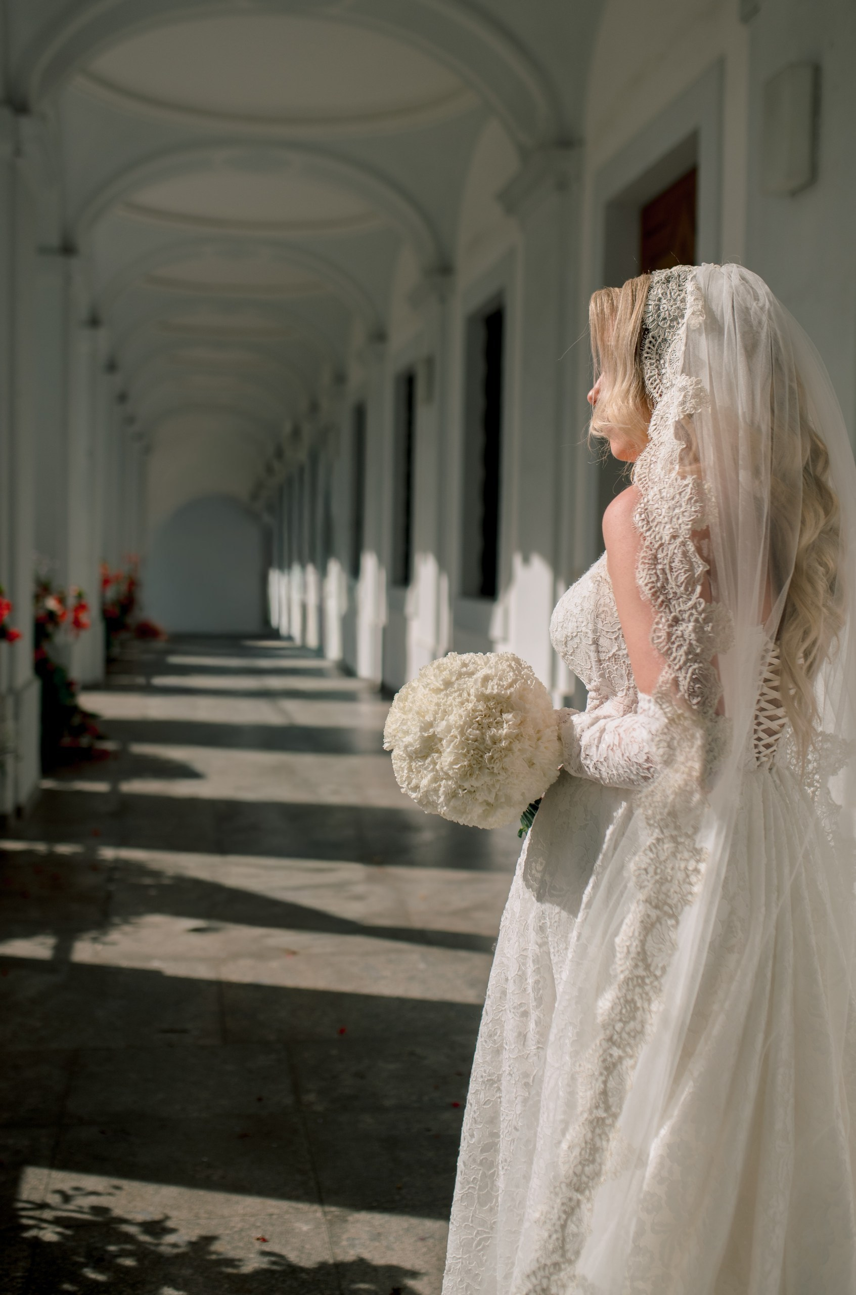 Detailaufnahme von Brautkleid und Marmorsäulen – edle Hochzeitskulisse