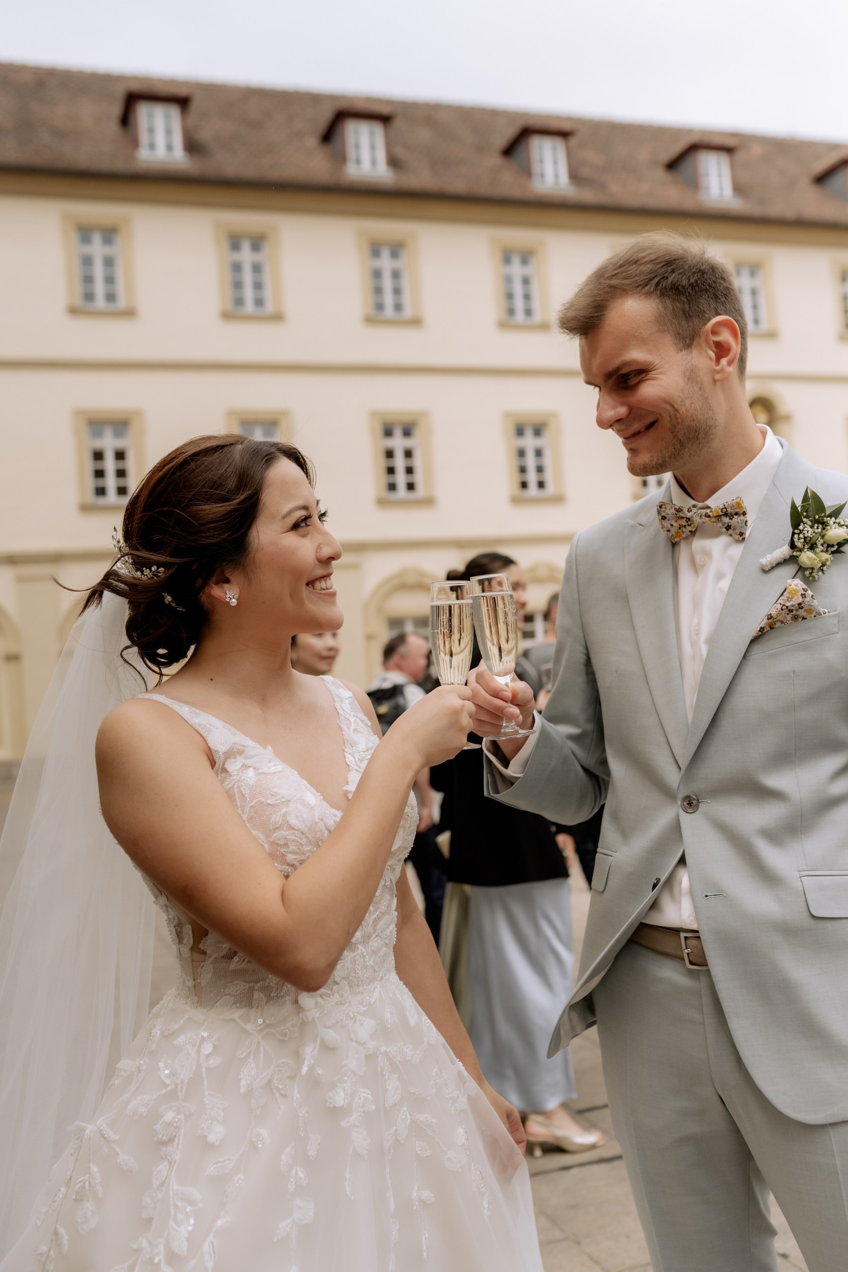 Chom & Kevin | Romantische Hochzeitsbilder in Würzburg – Hochzeitsfotografin Anna Saribekyan. Anna Saribekyan – Beste Hochzeitsfotografin in Würzburg, Top 10 in Deutschland