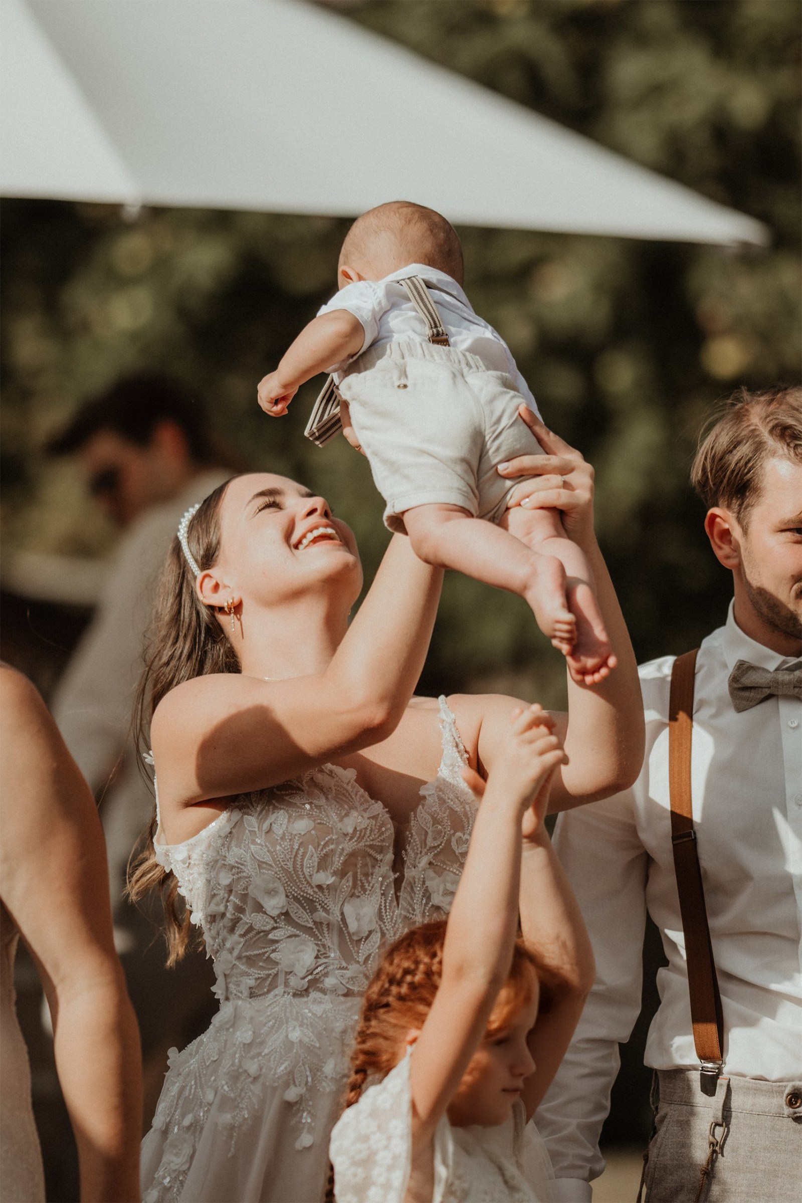 Hochzeitsportraits Würzburg – Verliebte Blicke zwischen Shakira & Pirmin in einer traumhaften Umgebung