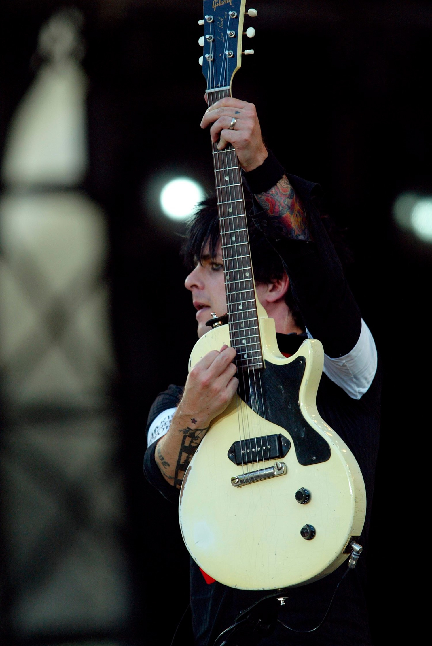 Billie Joe Armstrong strums with signature punk flair under the Victory Column’s shadow.