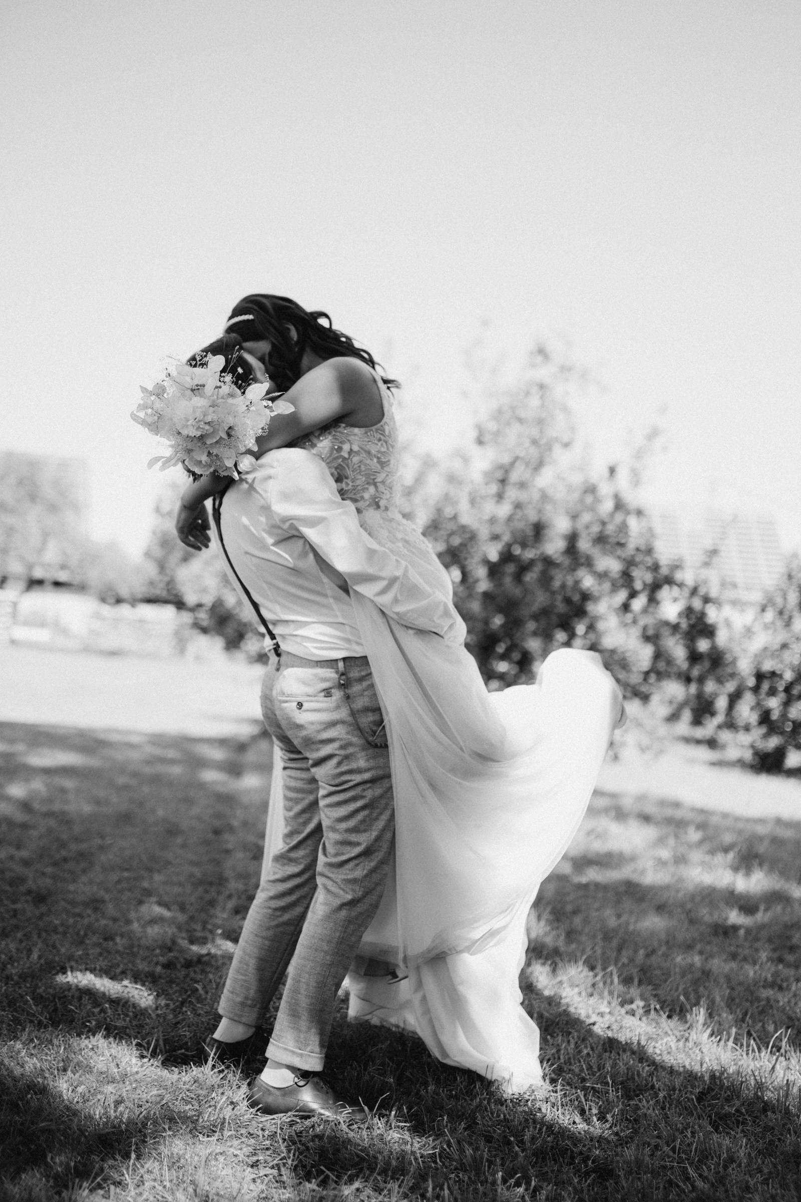 Hochzeitsfotograf Würzburg – Romantische Hochzeitsfotos von Shakira & Pirmin im Wendelins Hof, festgehalten in einer idyllischen Kulisse unter freiem Himme