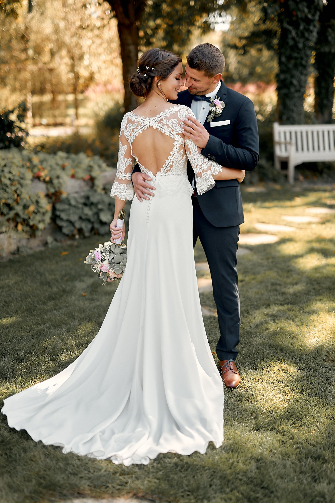 Elegantes Brautpaarshooting im Kurpark Bad Saulgau: Sabrina & Thorsten an ihrem Hochzeitstag im September – voller Gefühl & Stil.