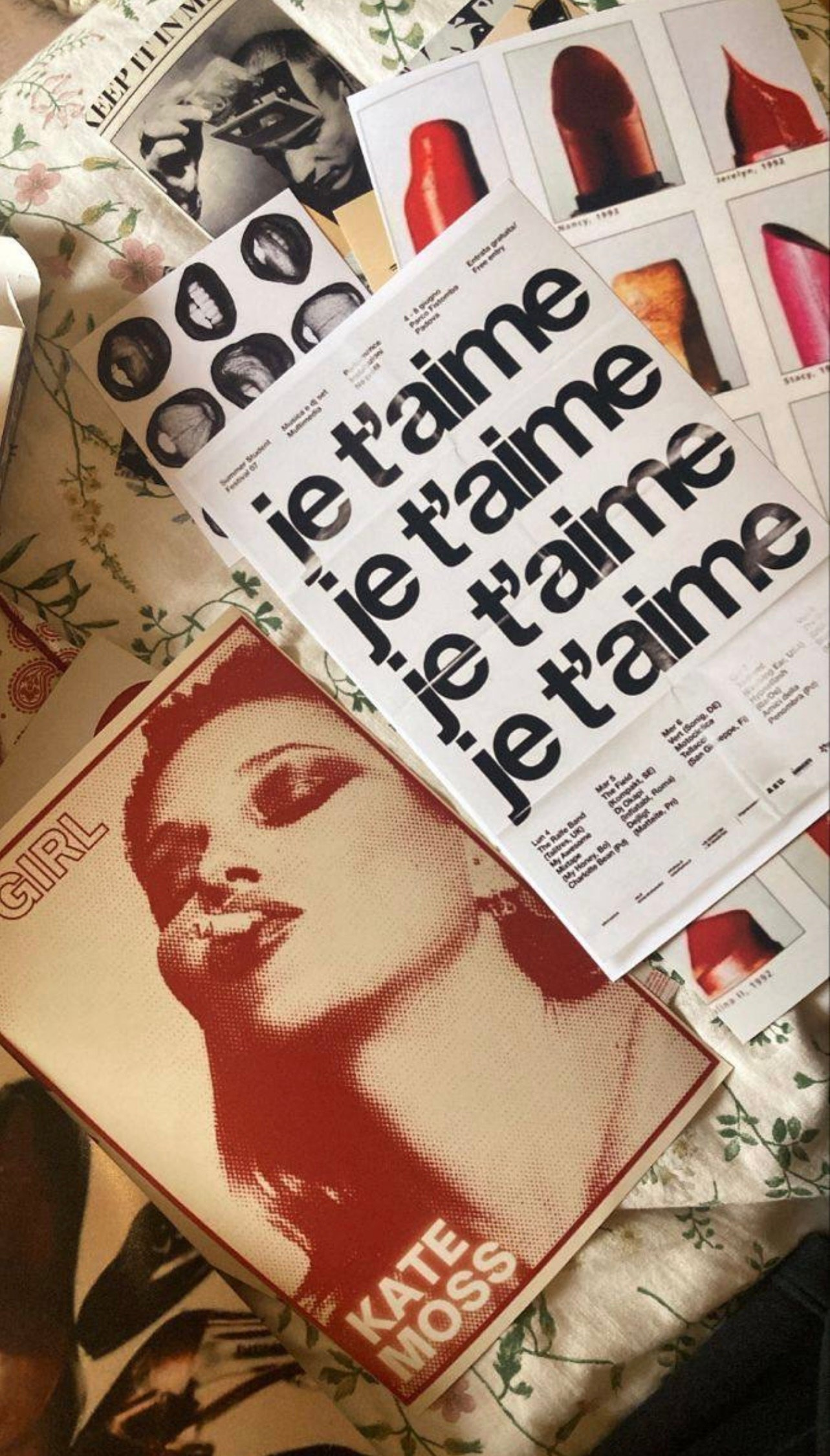 flatlay magazines je t’aime, photographie lifestyle pour contenu Instagram