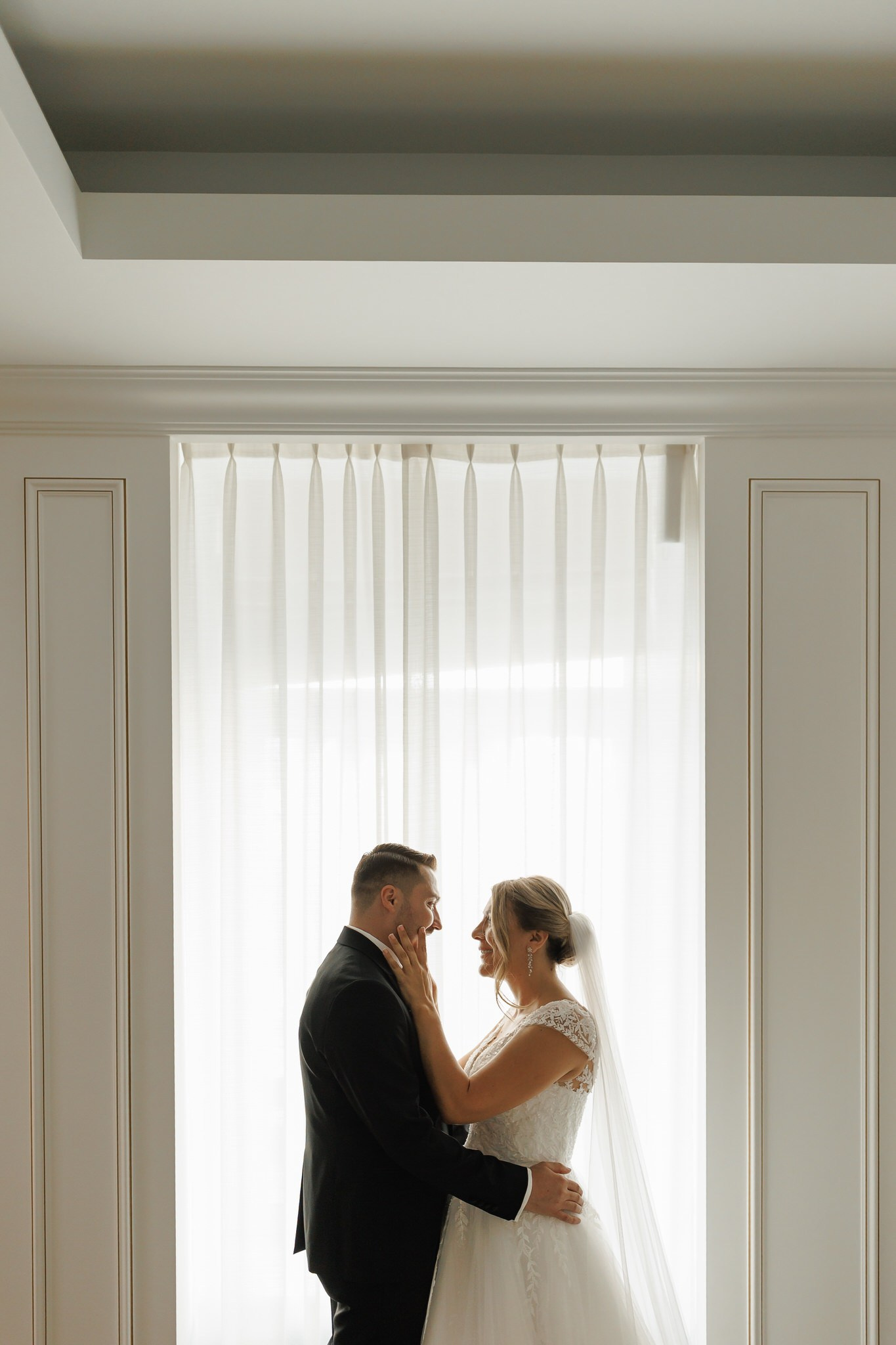 Fotograf nuntă București – experiență pentru cupluri care prețuiesc calitatea. Pun accent pe lumină, compoziție și emoție. Fiecare fotografie este editată individual, în stil premium, pentru a vă oferi un album foto memorabil și elegant.