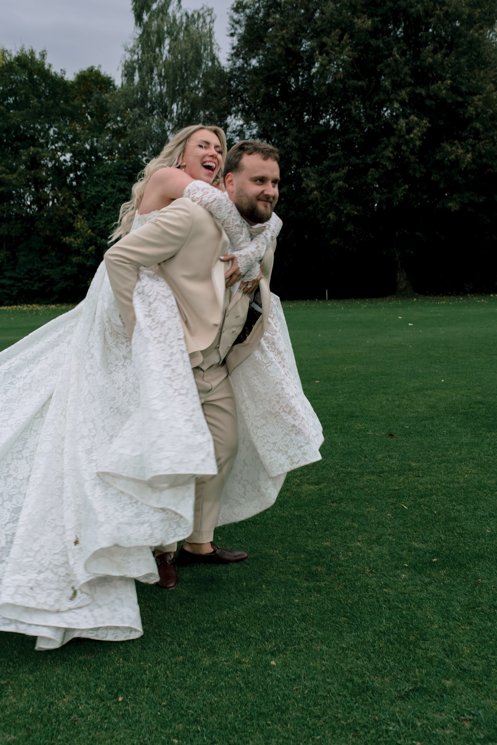 Lachen beim Fotoshooting auf dem Golfplatz – natürliche Momente voller Freude