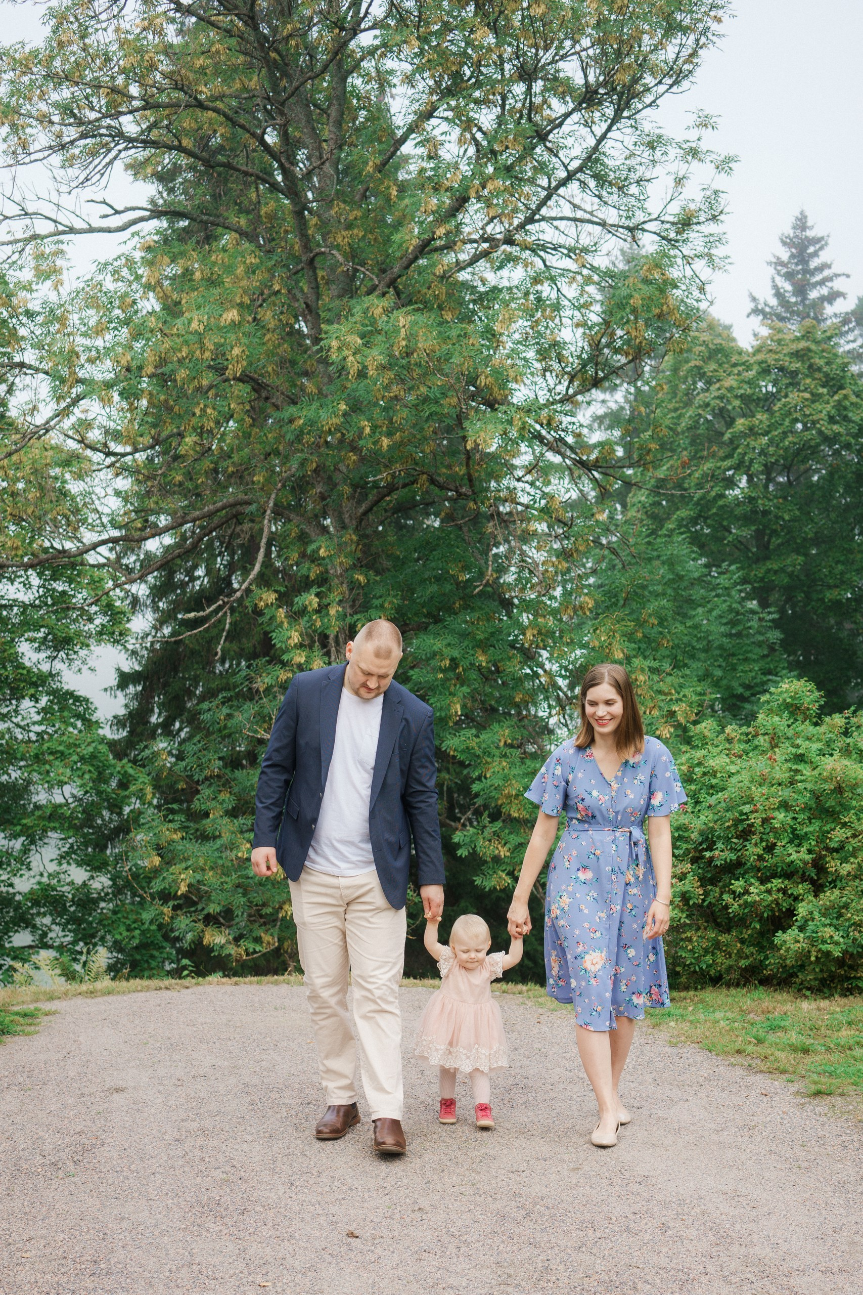 Perhekuvaus sumuisella säällä Tullisaaressa