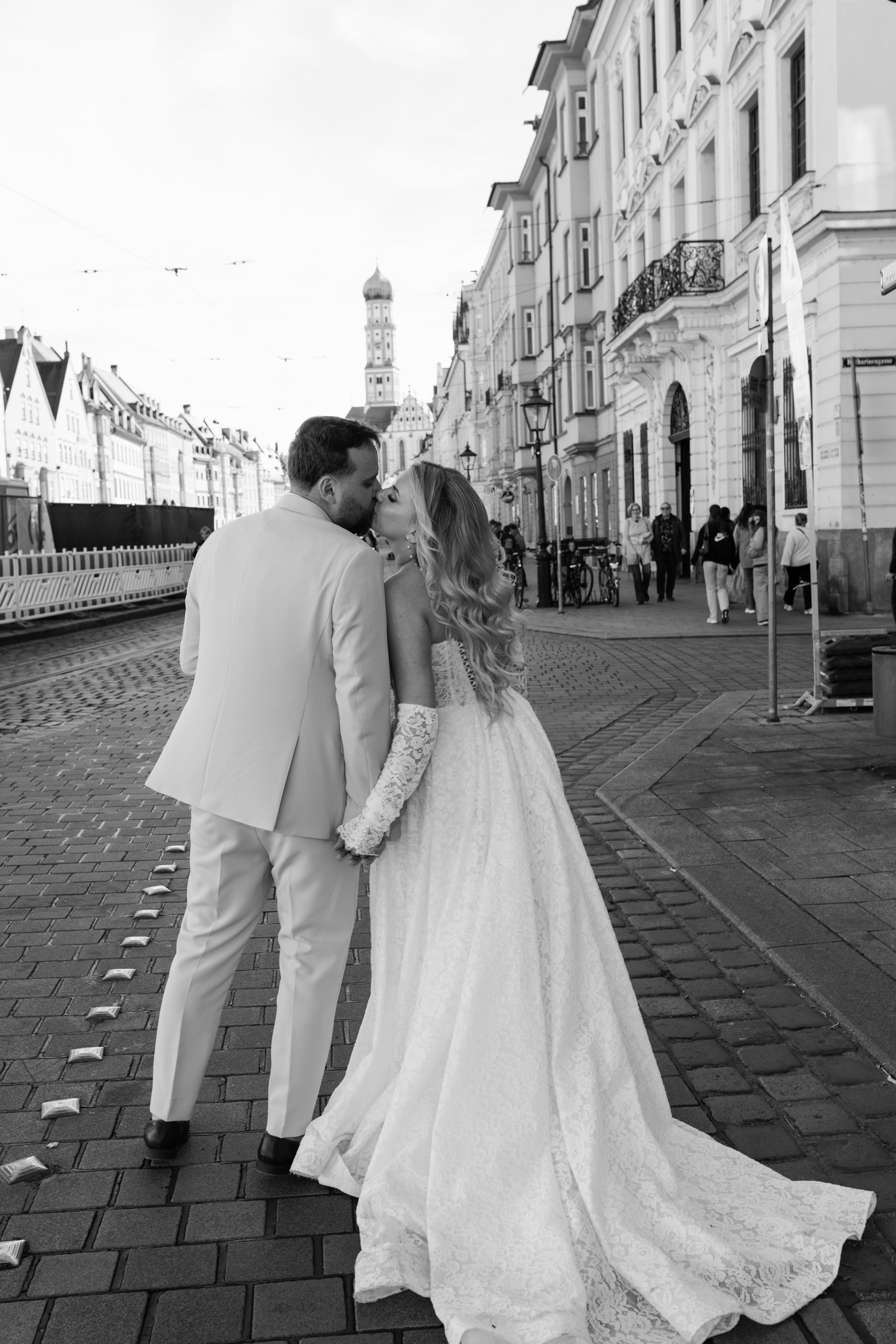 Kuss des Brautpaares – natürliche Emotionen festgehalten von Anna Saribekyan