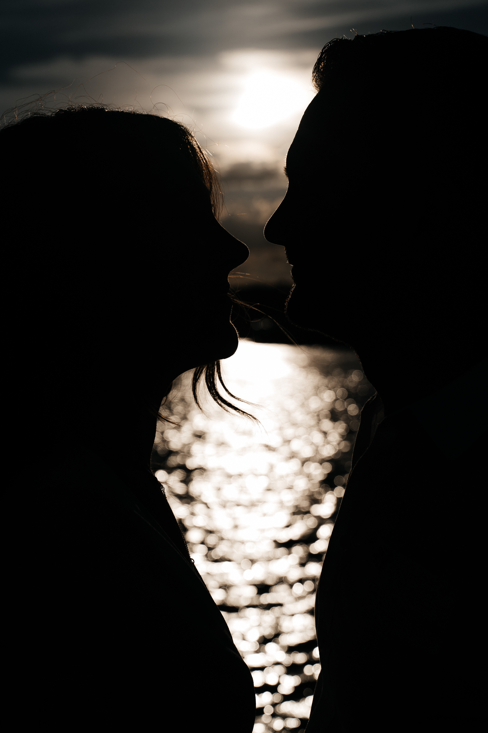 Heiße Love Story am Rheinufer. Hochzeitsfotograf für Moers, Niederrhein, Düsseldorf, NRW und Deutschland