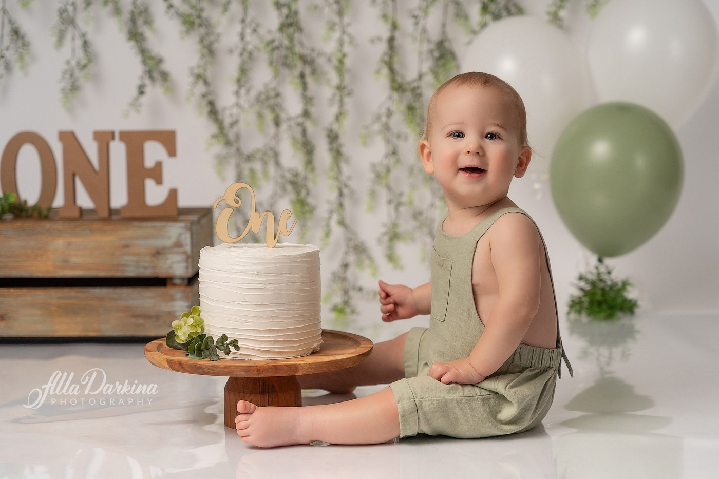 Cake smash session price guide. Newborn and family photographer. Hills District. Sydney