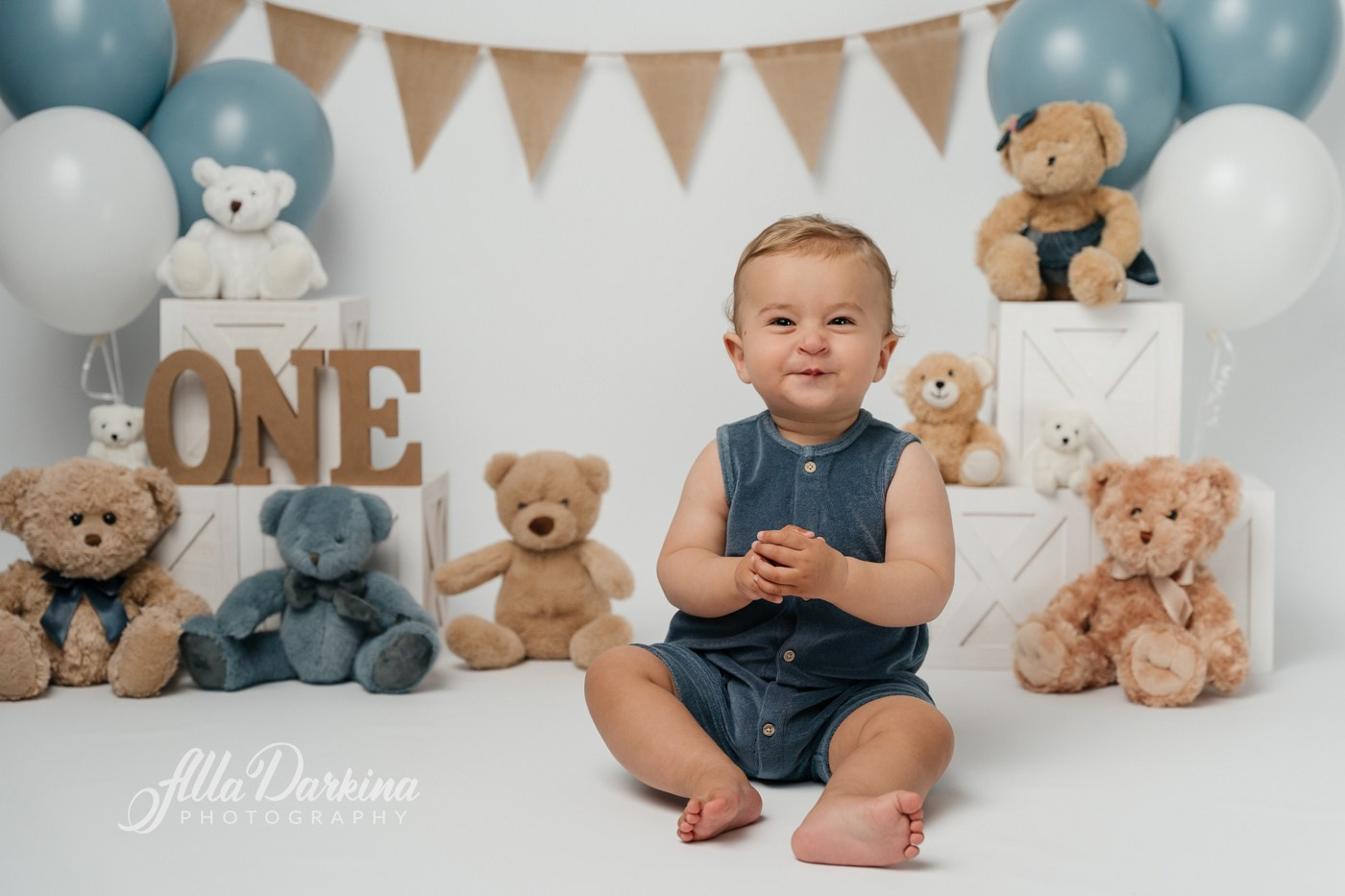 Cake smash session price guide. Newborn and family photographer. Hills District. Sydney