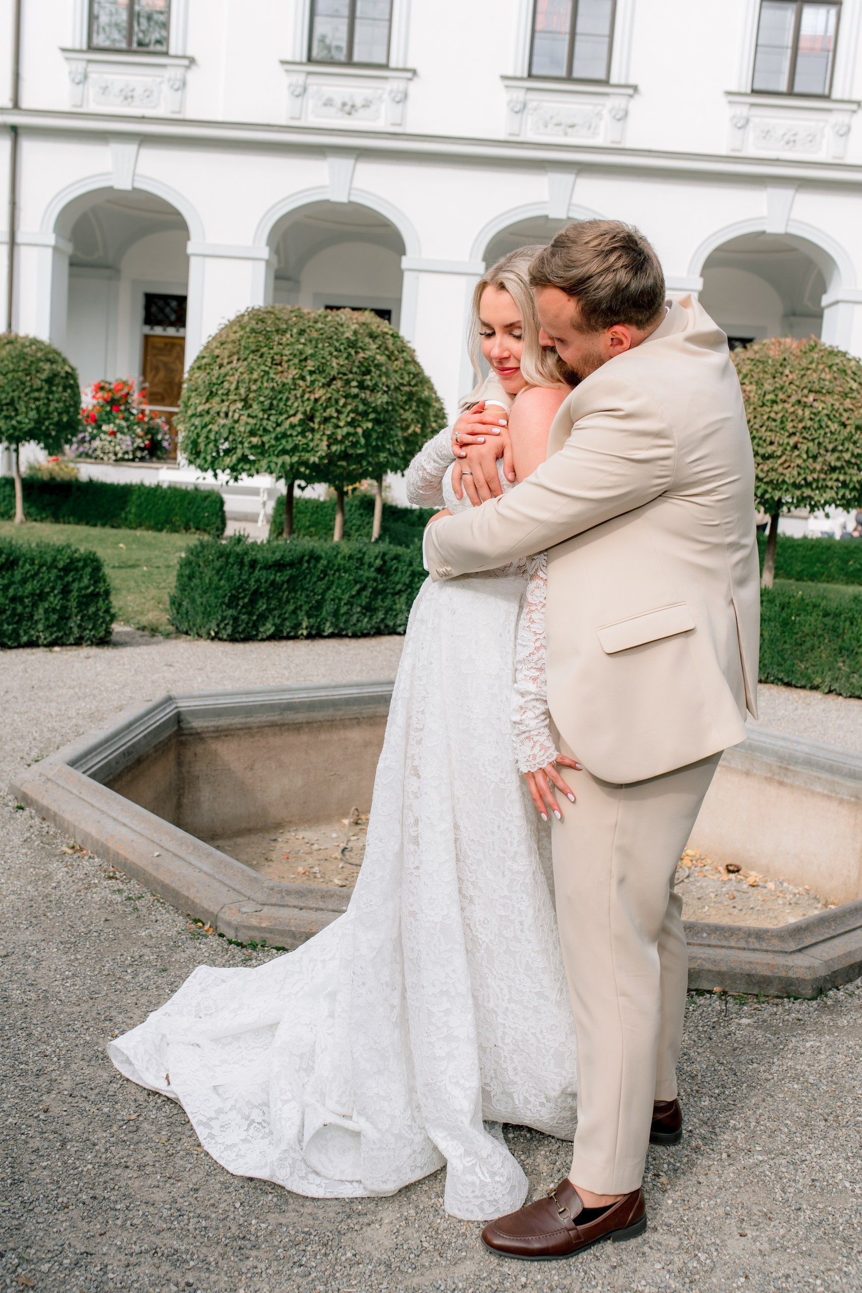Brautpaar in den Säulengängen des Schaezlerpalais – Hochzeitsfotografin Würzbur