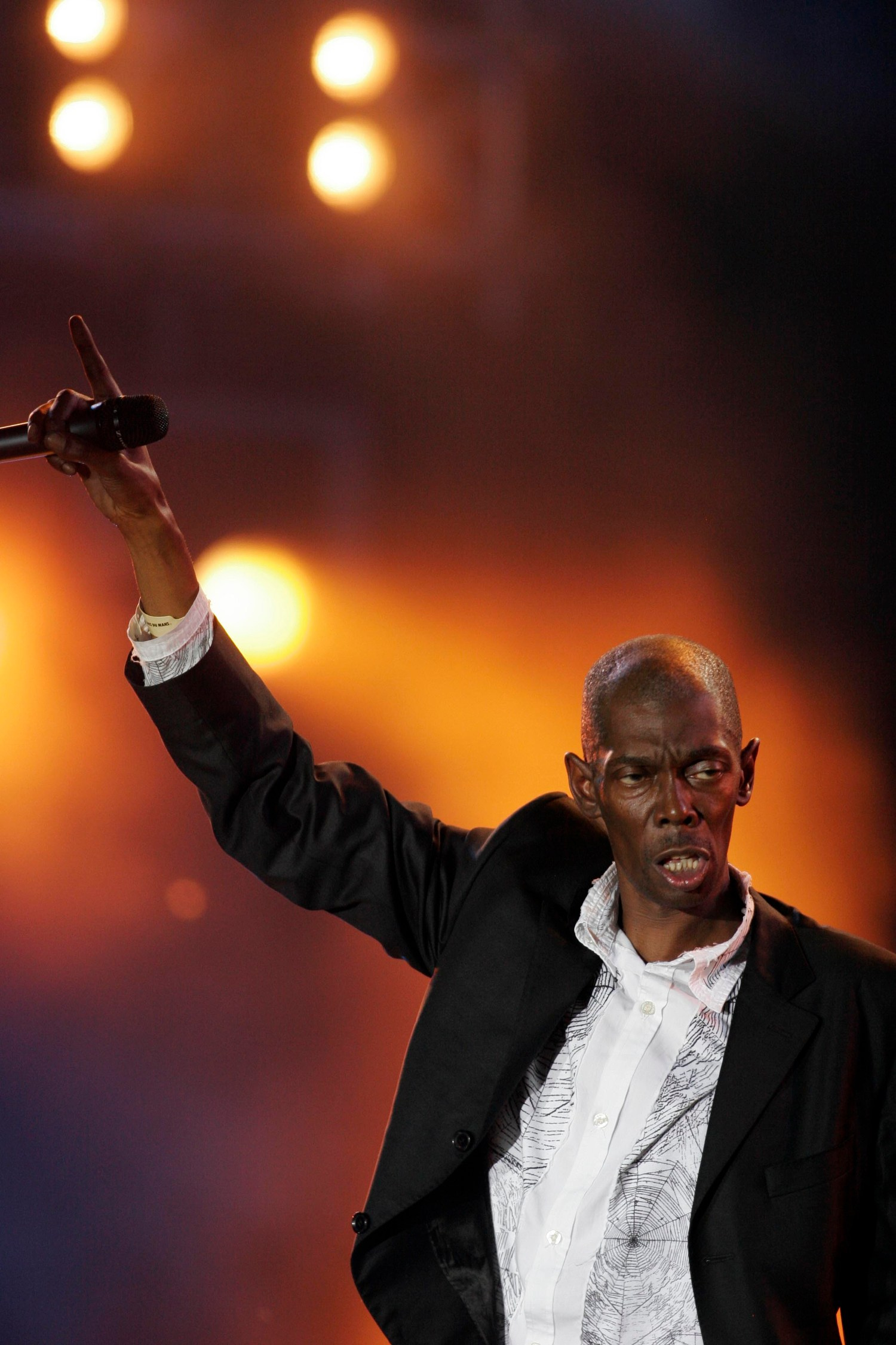 Maxi Jazz, Faithless’ charismatic MC, ignites the crowd with “Insomnia” under Berlin’s night sky.