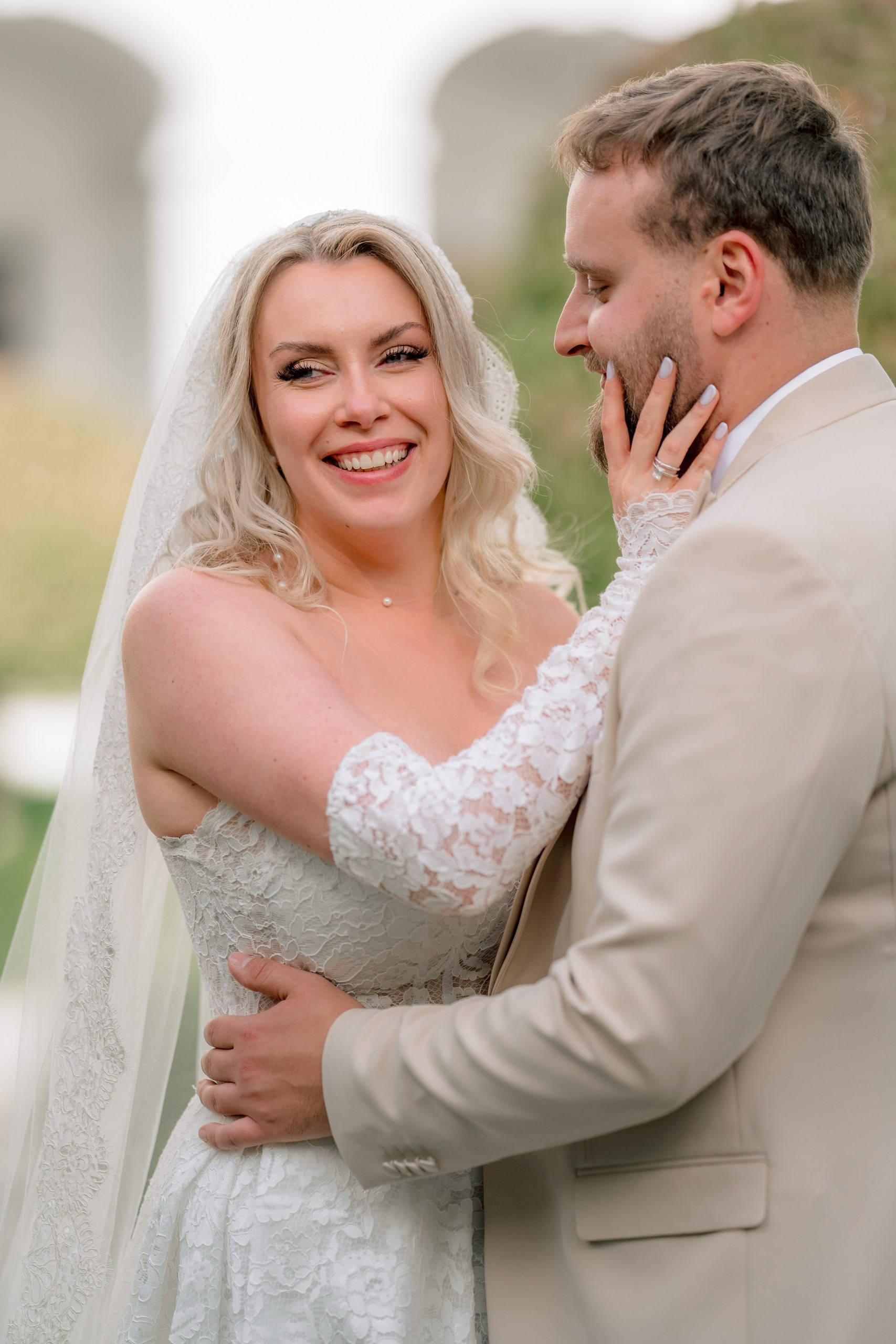 Blick in die Augen – zärtlicher Moment zwischen Natalie & Richard