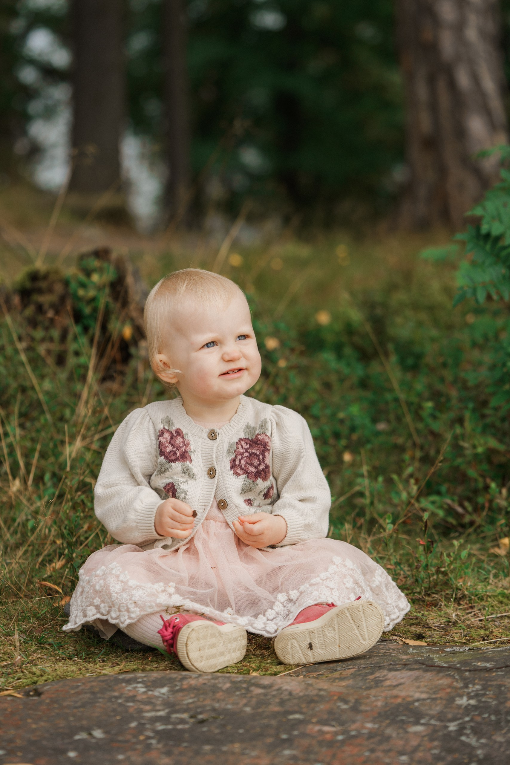Perhekuvaus sumuisella säällä Tullisaaressa