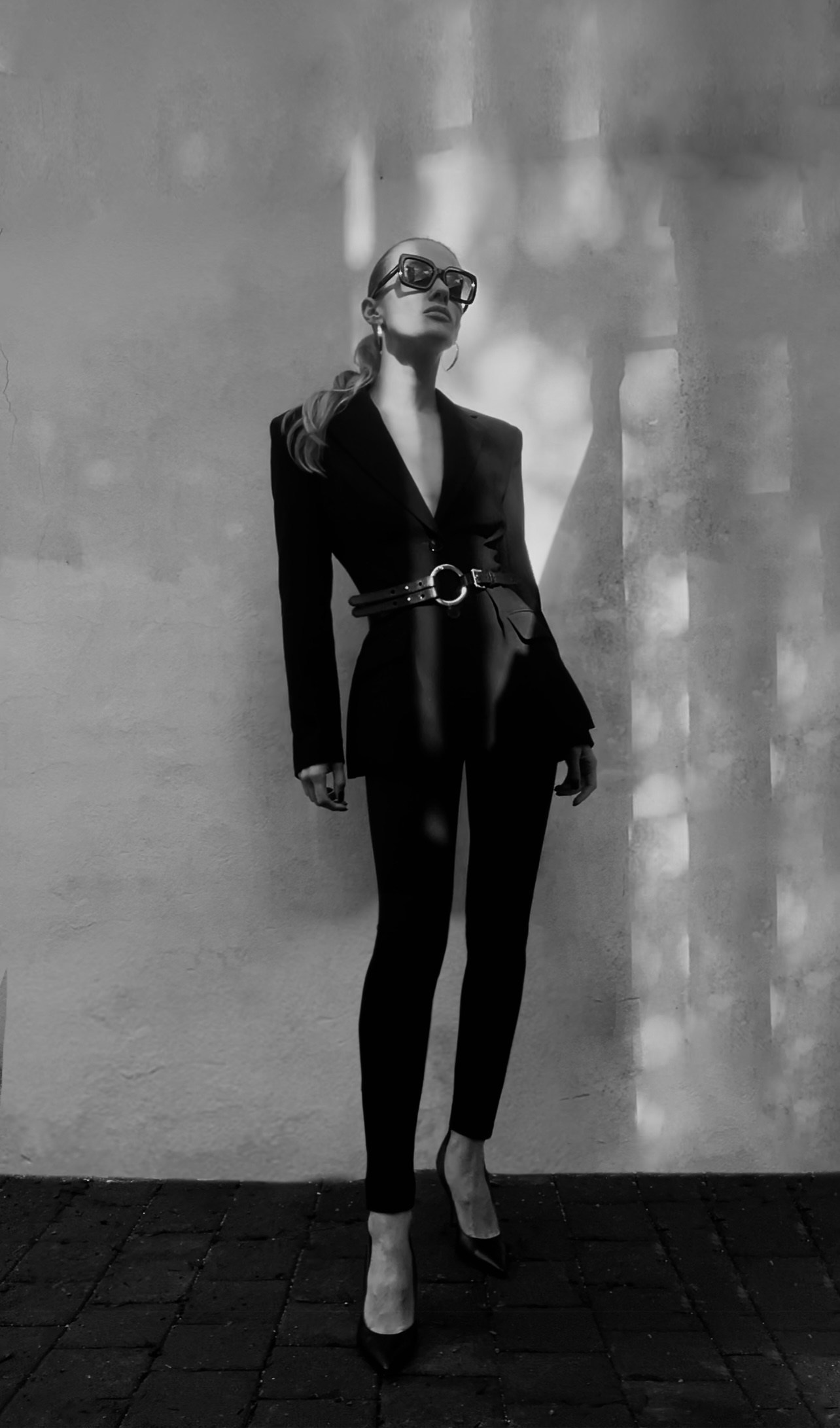 photo artistique noir et blanc, silhouette féminine élégante en costume