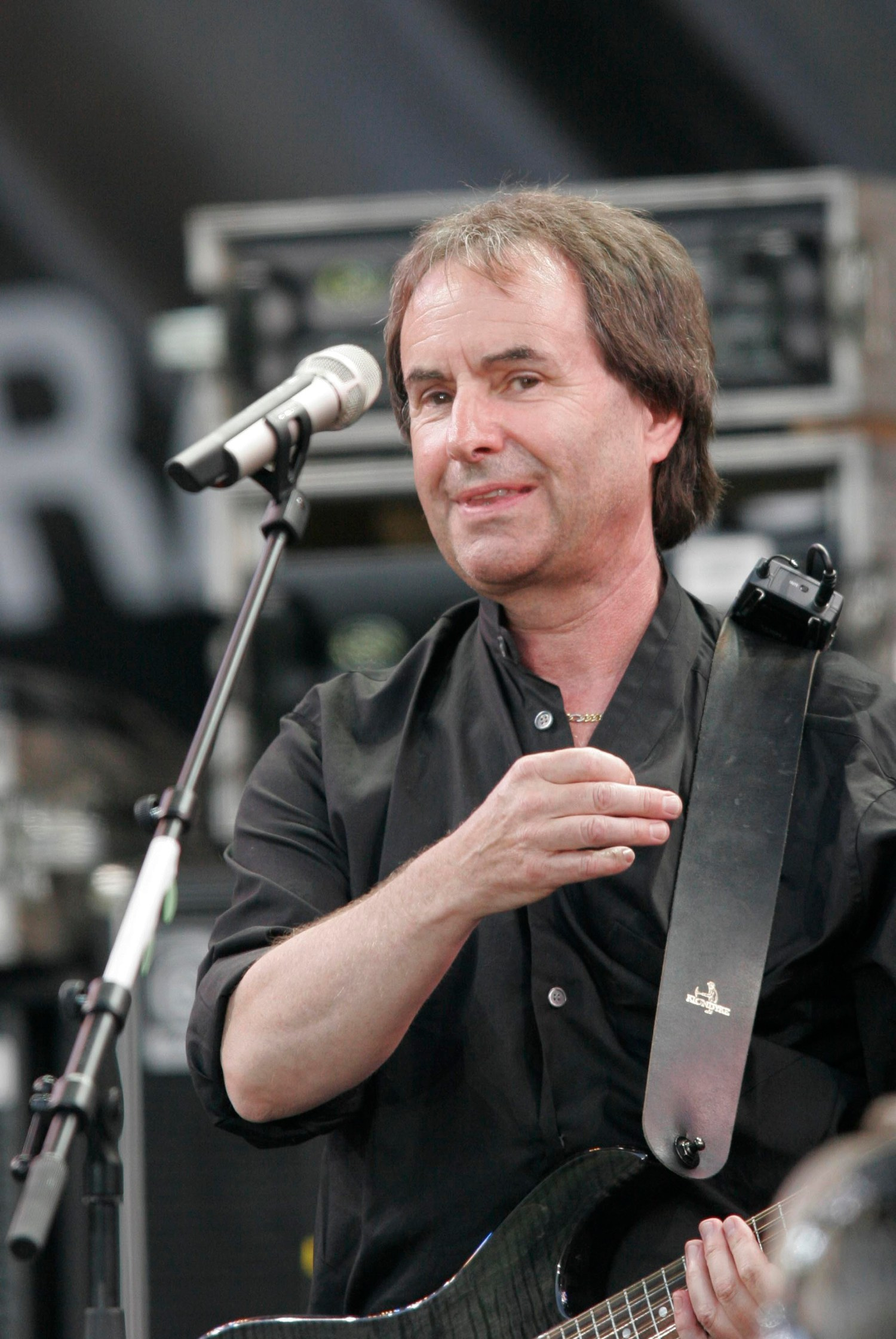 Chris de Burgh captivates with timeless hits under the golden hour light at Siegessäule.