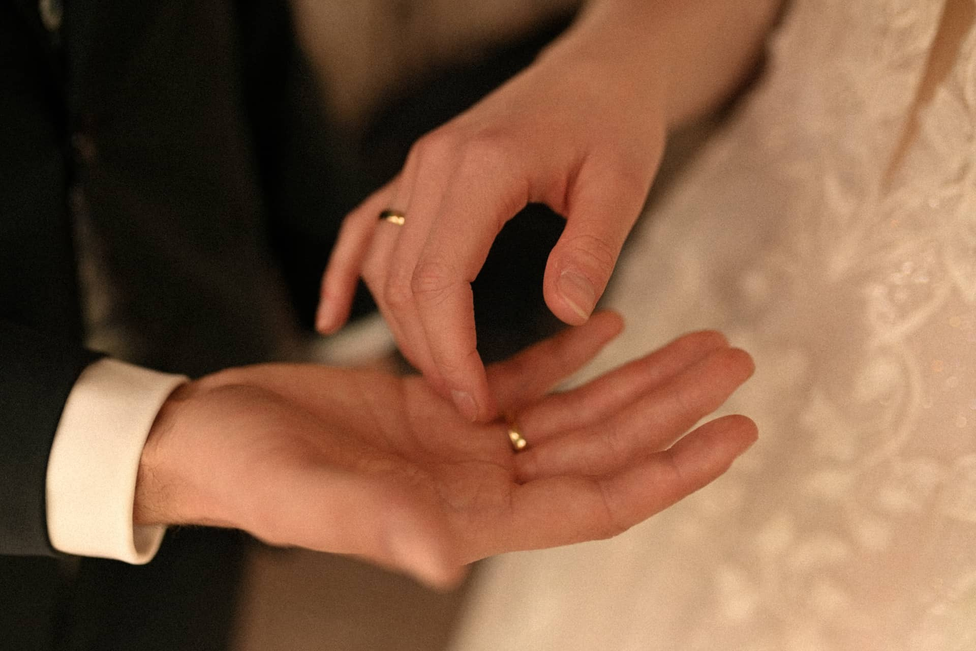 Urbane Hochzeitsfotografie in der Speicherstadt – rote Backsteine und ikonische Brücken