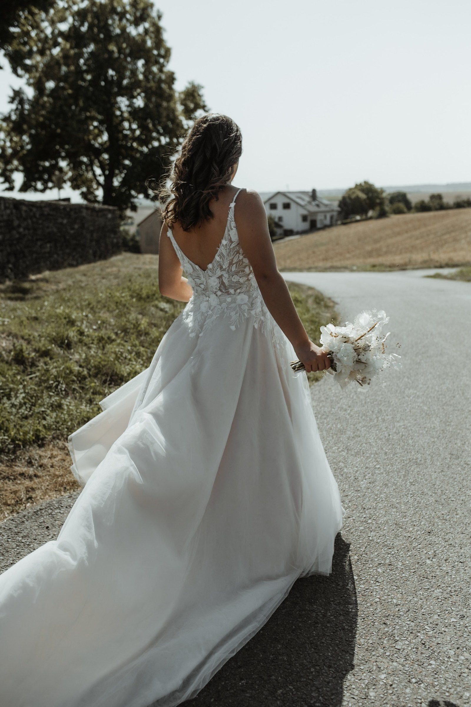 Brautpaar-Shooting Würzburg – Liebevolle Umarmung von Shakira & Pirmin in einer malerischen Hochzeitskulisse.