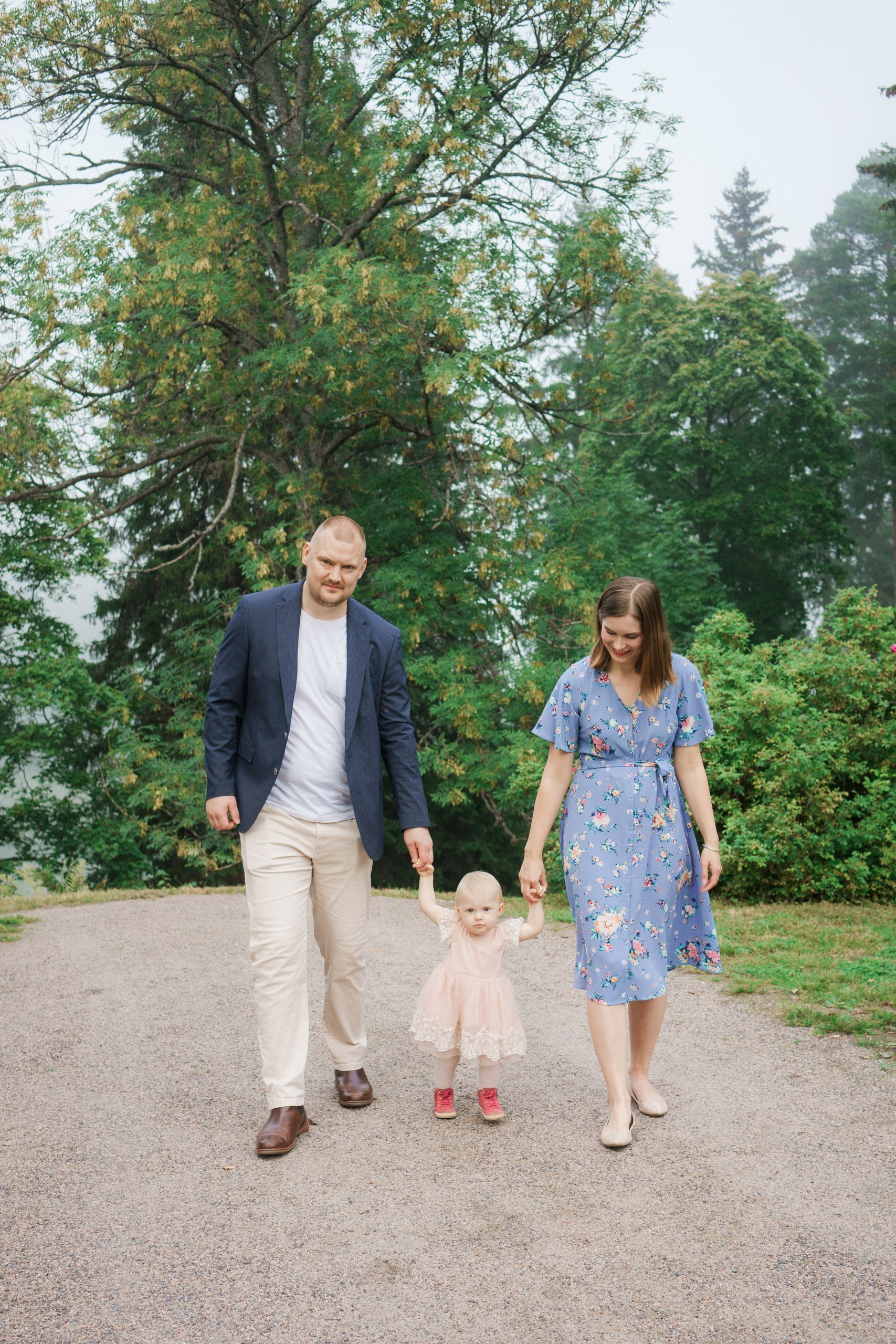 Perhekuvaus sumuisella säällä Tullisaaressa