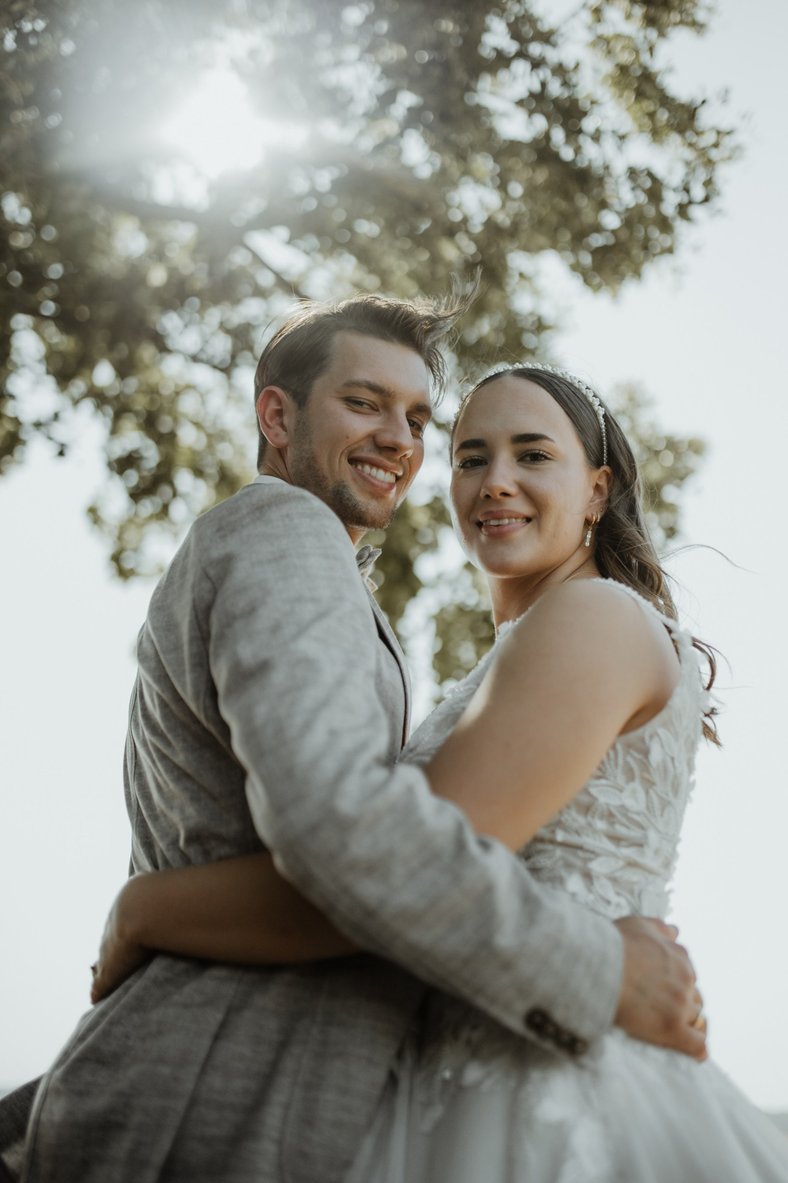 Romantische Hochzeitsfotografie Würzburg – Shakira & Pirmin als strahlendes Brautpaar in inniger Umarmung, voller Liebe und Glück.