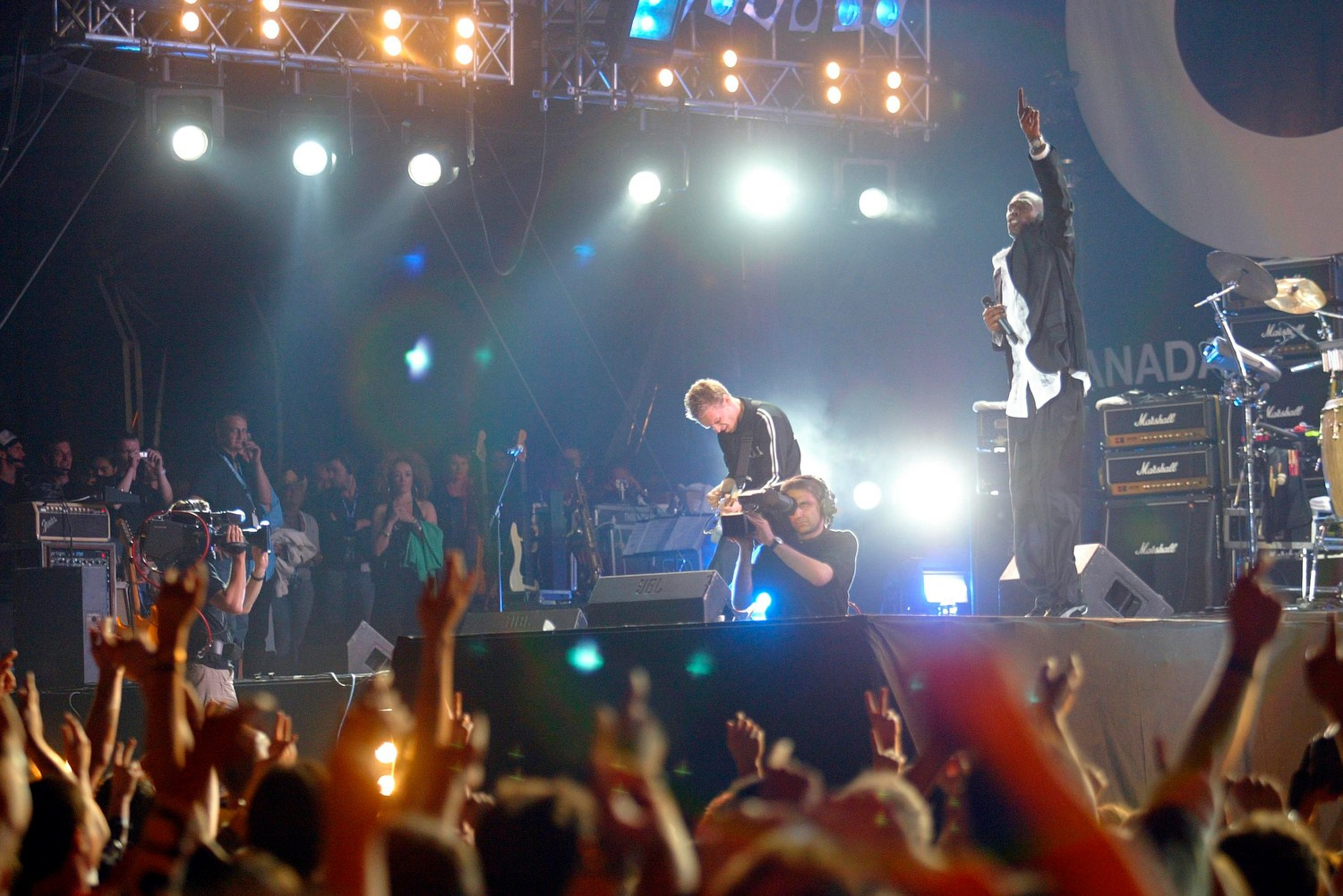 UK electronic legends Faithless bring pulsating energy to the Siegessäule stage.