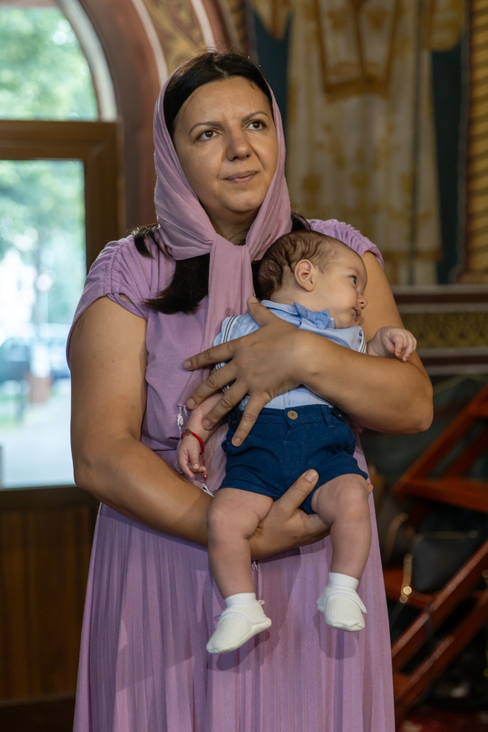 fotograf botez , fotografie botez Botoșani, fotograf Alin Chirilă, amintiri botez, fotografii botez, botez Miruna Parascheva, fotograf copii, fotografie botez în Botoșani-alt="botez , fotografie botez Alin Chirilă, amintiri botez, fotografii emoționante botez Botoșani"-- fotografii-botez-bebelus- amintiri-botez-micuț- moment-sfânt-crestinare- fotografie-emotionanta-botez- detalii-botez-bebelusi- parinti-fericiti-la-botez- fotograf-botez-profesionist- botez-in-biserica-ortodoxa- micuț-botezat-cu-emoție- zâmbete-și-lacrimi-la-botez- bebeluș-la-cristelniță- decor-botez-colorat- botez-cu-dragoste-și-credință- emotie-pura-la-botez- fotograf-botez-botosani- botez-iasi-suceava-fotograf- amintiri-nepretuite-botez-- Preotul ținându-l pe micuțul Mathias Gabriel la botez, în biserica Înălțarea Domnului, Copălău - Detalii de la botezul lui Mathias – lumânare, trusou și icoană - Familia lui Mathias Gabriel alături de micuț, în ziua botezului - Portret emoționant cu mama și bebelușul în brațe, în biserică,fotograf profesionist evenimente Botoșani, Iași, Suceava, Fălticeni, Bacău, Pașcani, Roman - AlinoFotoStudio by Alin Chirilă - servicii foto nuntă, botez, cununie, ședințe foto creative, albume personalizate, fotografii emoționante și calitative pentru cele mai importante momente din viață,fotograf nuntă Botoșani Alin Chirilă, ședință foto botez Iași - AlinoFotoStudio, servicii fotograf profesionist evenimente Suceava, fotograf cununie civilă Fălticeni - Alin Chirilă, album foto nuntă personalizat Bacău.“Bebeluș botezat în biserică, ținut în brațe de nași” • “Detaliu cu lumânarea de botez decorată cu flori albe” • “Părinți emoționați alături de copilul lor la ceremonia de botez” • “Masa festivă de botez cu decor tematic și tort personalizat” • “Momentul în care preotul toarnă apă sfințită pe fruntea bebelușului” “Bebeluș în rochie albă de botez, zâmbind în brațele mamei” • “Detaliu cu cruciulița de botez așezată pe o pernă de satin” • “Părinți și nași aprinzând lumânările în timpul ceremoniei de botez” • “Tort de botez decorat cu figurine tematice și numele copilului” • “Copil botezat dormind liniștit în pătuțul decorat festiv” • “Momentul în care preotul binecuvântează copilul în fața altarului” • “Invitați adunându-se în jurul mesei festive la petrecerea de botez” • “Bebeluș ținând în mână o jucărie personalizată primită la botez” • “Familie fericită pozând împreună după ceremonia de botez” • “Decor tematic cu baloane și flori la locația petrecerii de botez” fotograf Botoșani fotograf evenimente fotograf botez Alin Chirila fotograf alinofotostudio.fotograf botez Amelis Maria, fotografie botez Botoșani, fotograf Alin Chirilă, amintiri botez, fotografii botez, botez Amelis Maria, fotograf copii, fotografie botez în Botoșani,