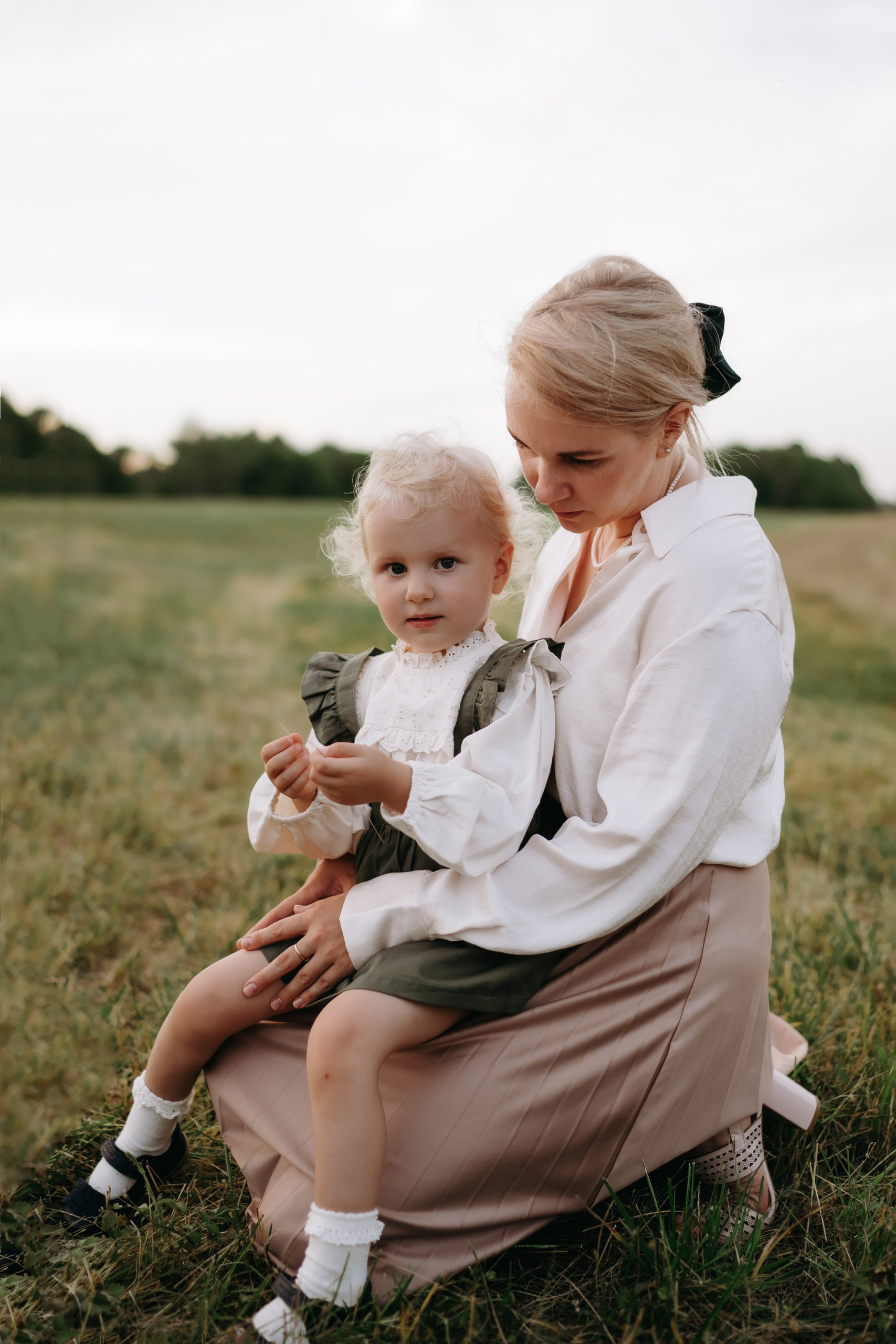 Elegant Outdoor family photo shoot for Mother and Daughter