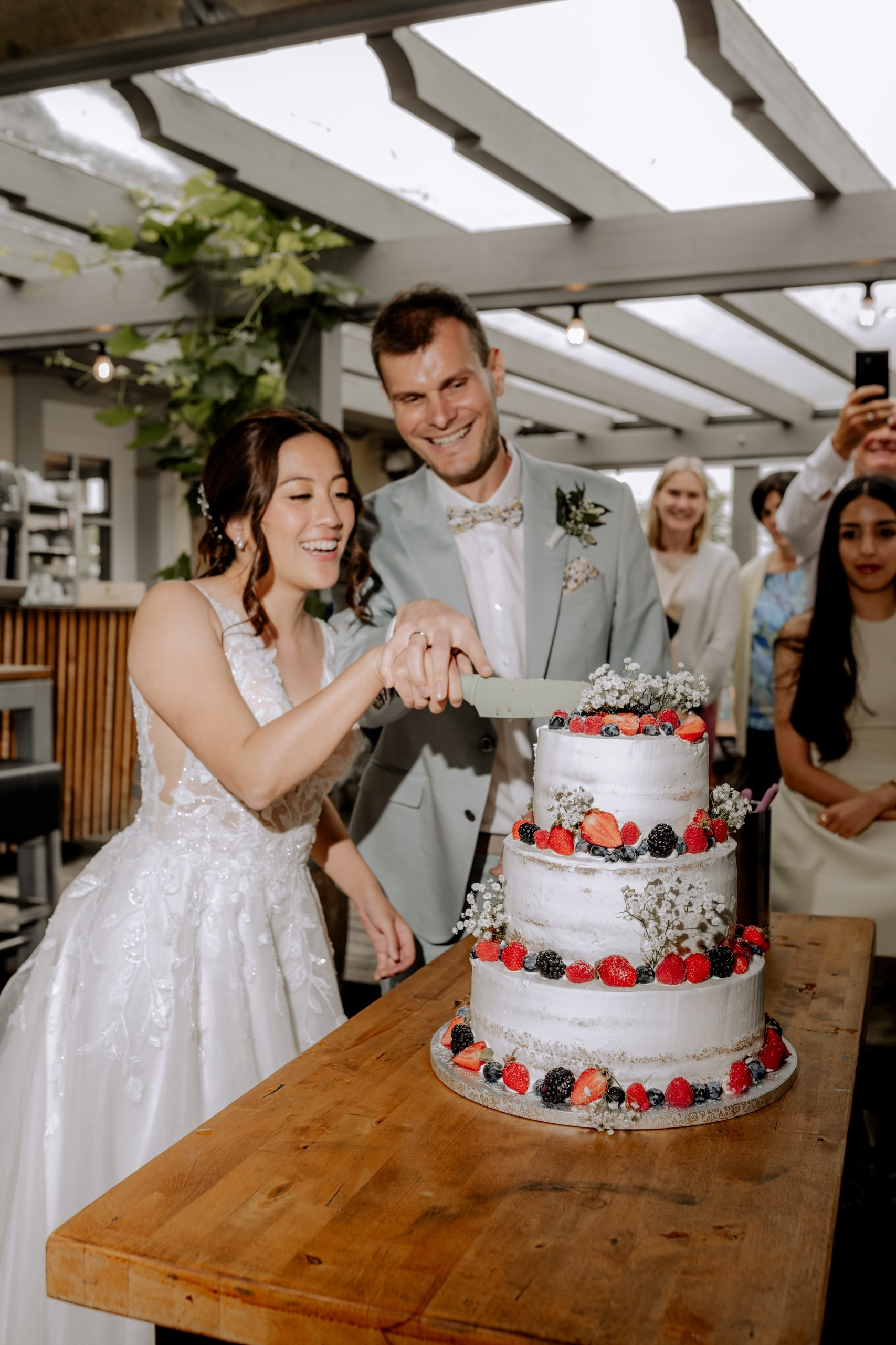 Chom & Kevin | Romantische Hochzeitsbilder in Würzburg – Hochzeitsfotografin Anna Saribekyan. Anna Saribekyan – Beste Hochzeitsfotografin in Würzburg, Top 10 in Deutschland