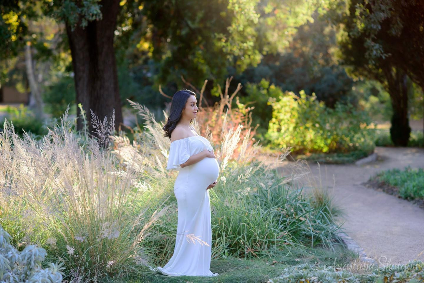 Pregnancy family photoshoot in Sacramento. Family photographer in Roseville, Rocklin, Folsom, Sacramento