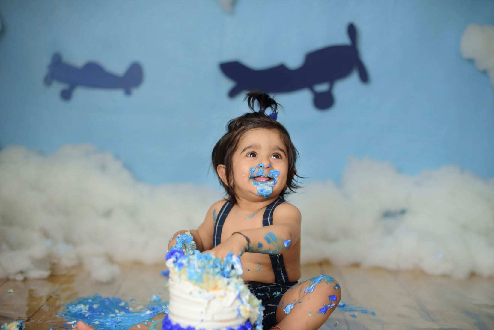 Vintage airplane cake smash session created by Rocklin photographer. Family photographer in Roseville, Rocklin, Folsom, Sacramento
