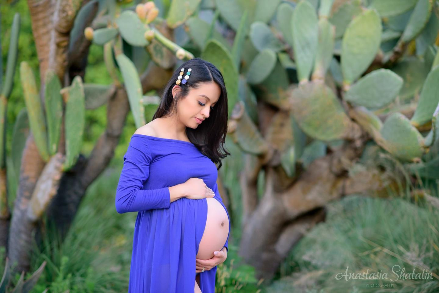 Pregnancy family photoshoot in Sacramento. Family photographer in Roseville, Rocklin, Folsom, Sacramento