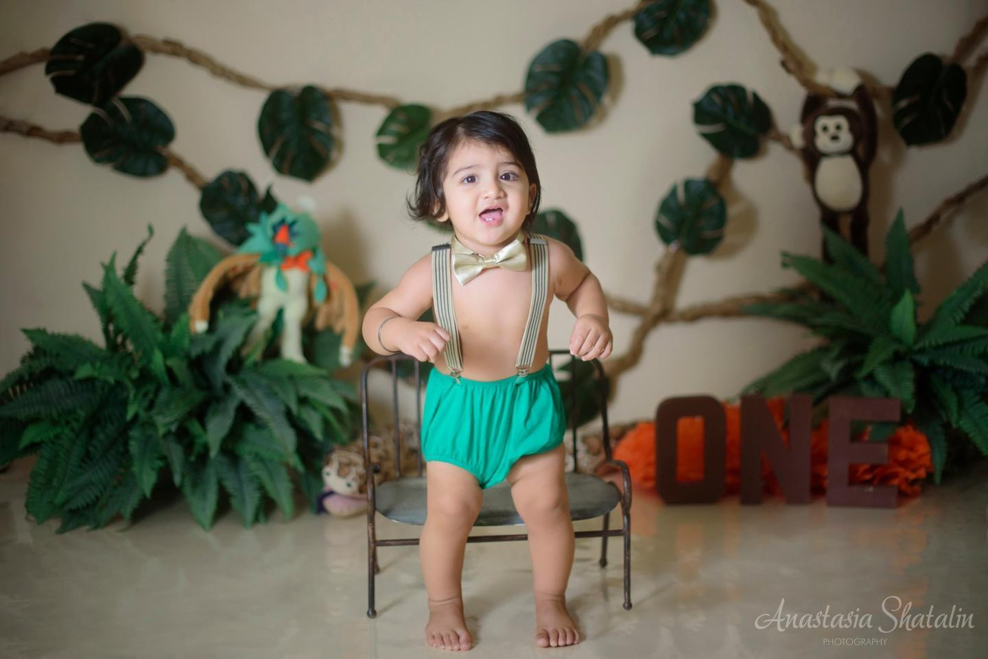 Jungle themed cake smash first birthday photography, Roseville, CA. Family photographer in Roseville, Rocklin, Folsom, Sacramento