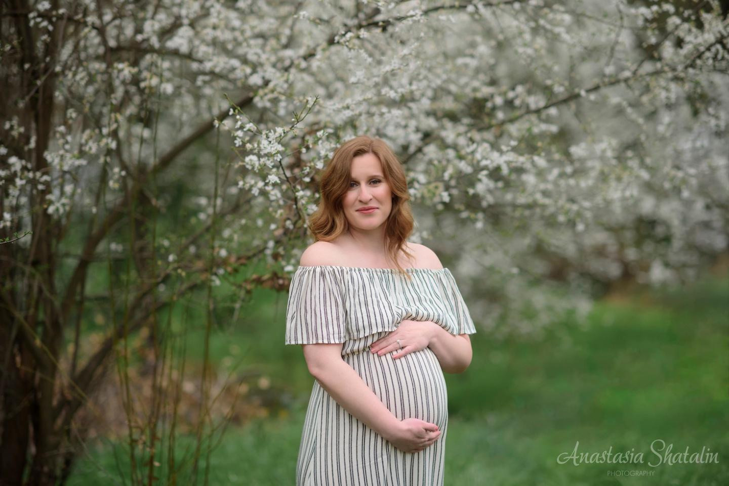 Maternity outdoor photography Carmichael, Fair oaks, Ranco Cordova. Family photographer in Roseville, Rocklin, Folsom, Sacramento