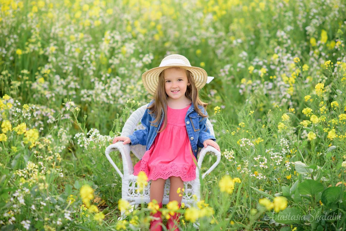 Photo shoot in the field with yellow flowers in Sacramento area. Family photographer in Roseville, Rocklin, Folsom, Sacramento