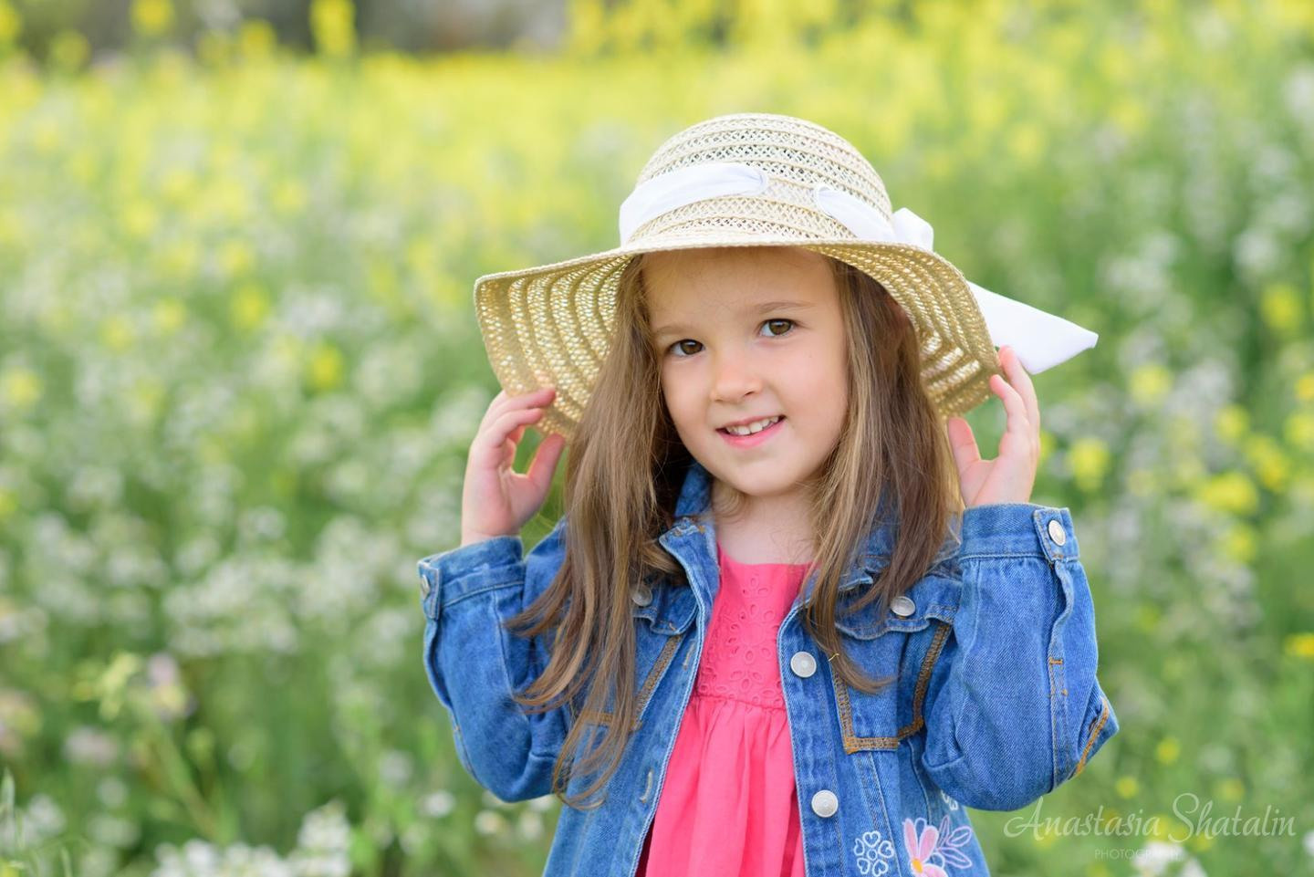 Photo shoot in the field with yellow flowers in Sacramento area. Family photographer in Roseville, Rocklin, Folsom, Sacramento